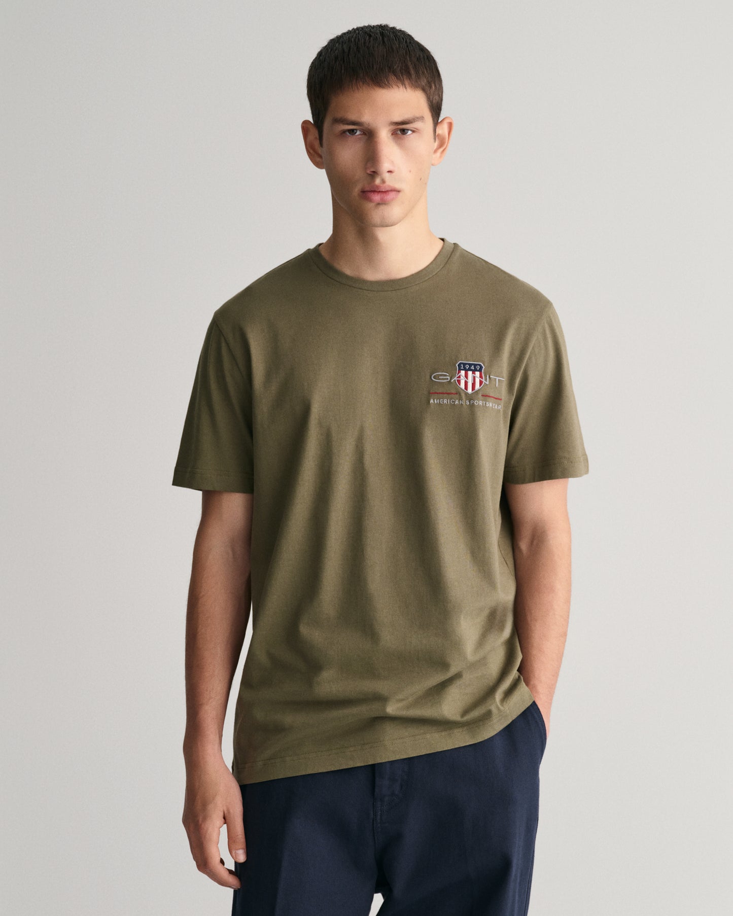 JUNIPER GREEN, REG ARCHIVE SHIELD EMB SS T-SHIRT, FRONT-VIEW BY GANT AU.