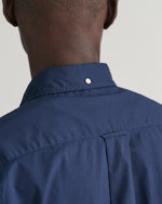 MODEL WEARING REG CLASSIC POPLIN SS SHIRT