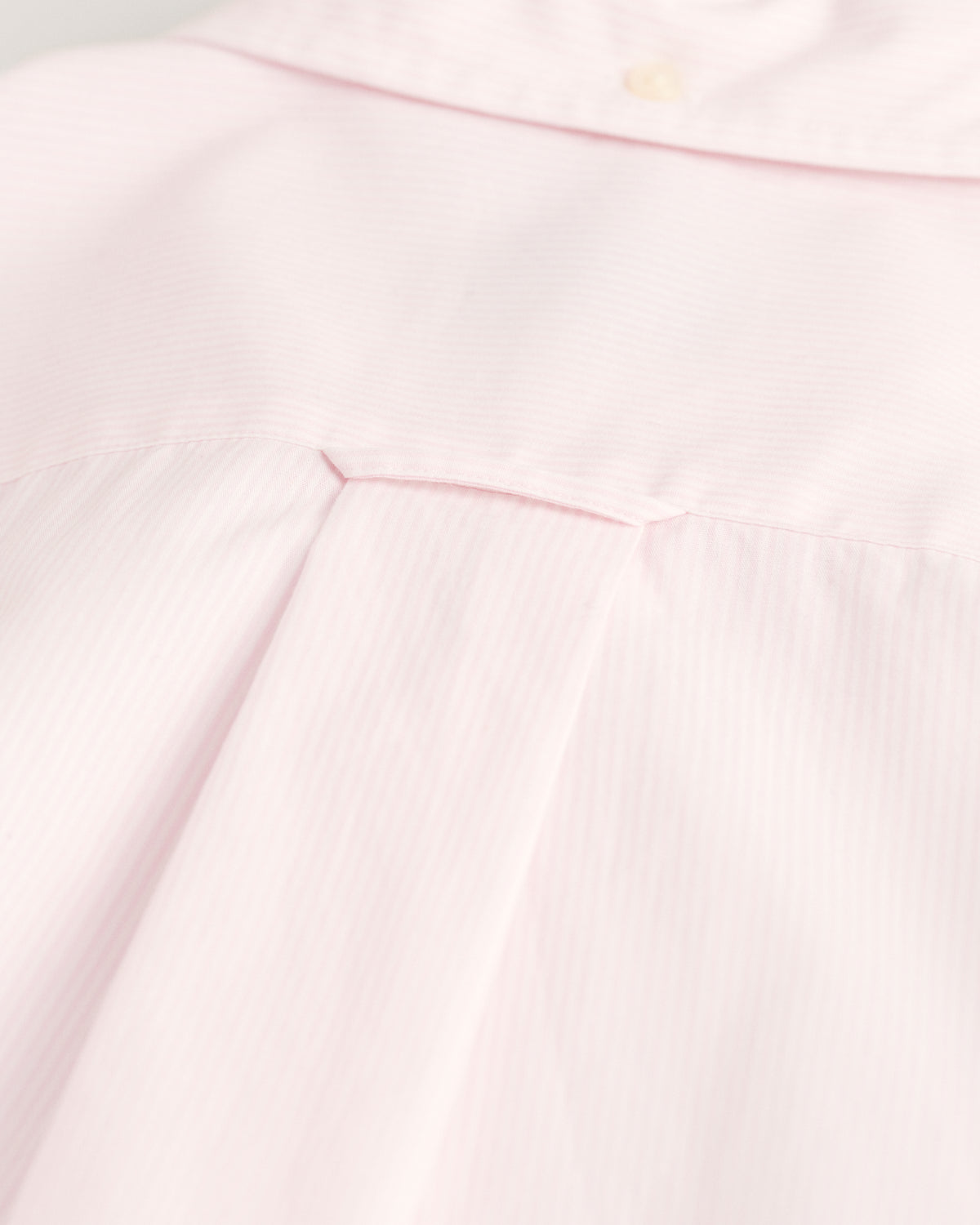 LIGHT PINK, REG CLASSIC POPLIN BANKER SHIRT, CLOSE-UP BY GANT AU.