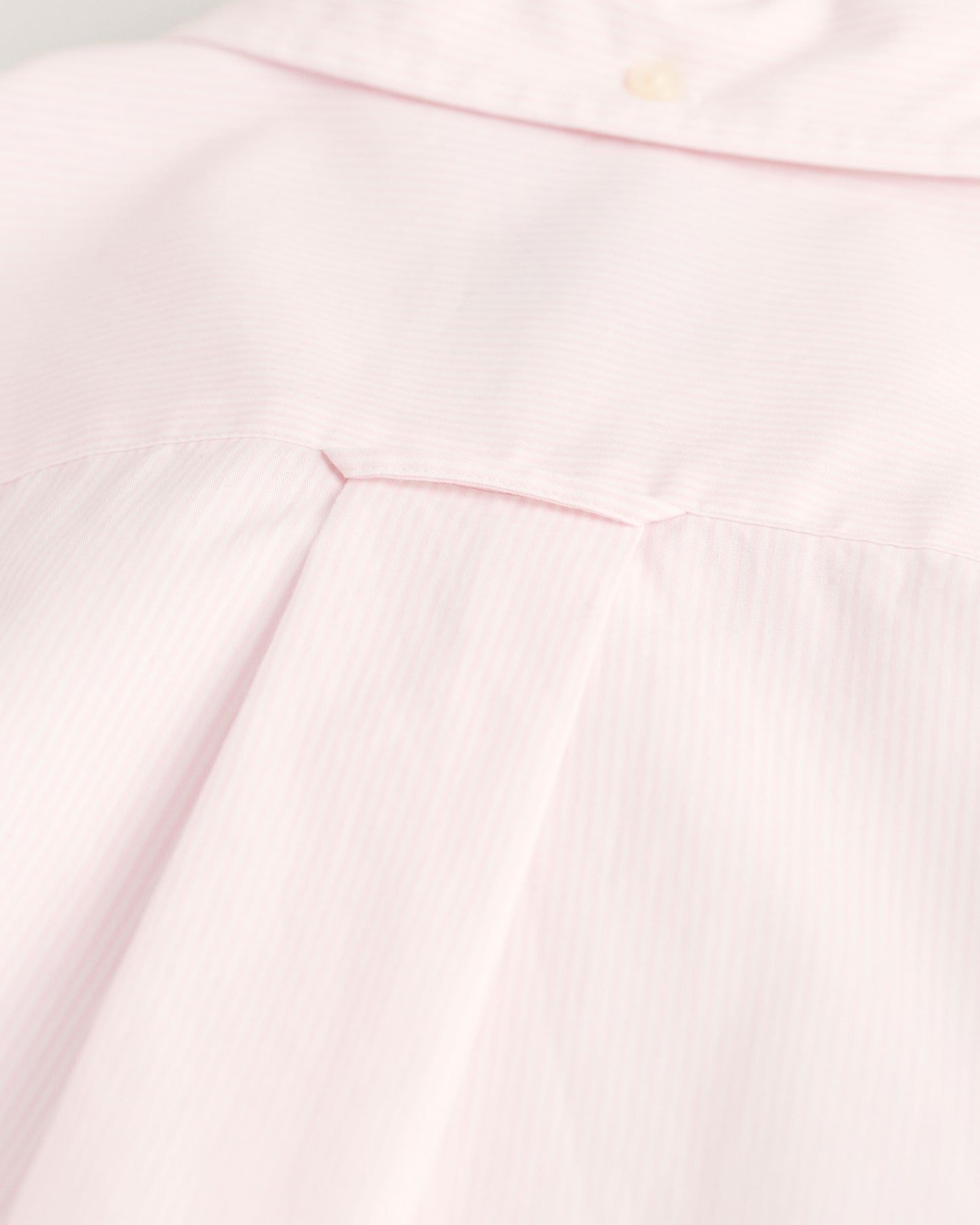 LIGHT PINK, REG CLASSIC POPLIN BANKER SHIRT, CLOSE-UP BY GANT AU.