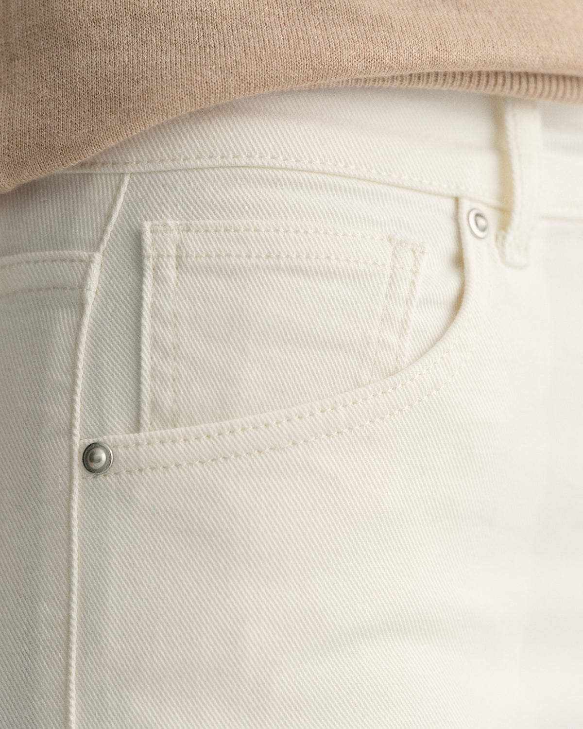 MODEL WEARING SLIM CROPPED WHITE JEANS