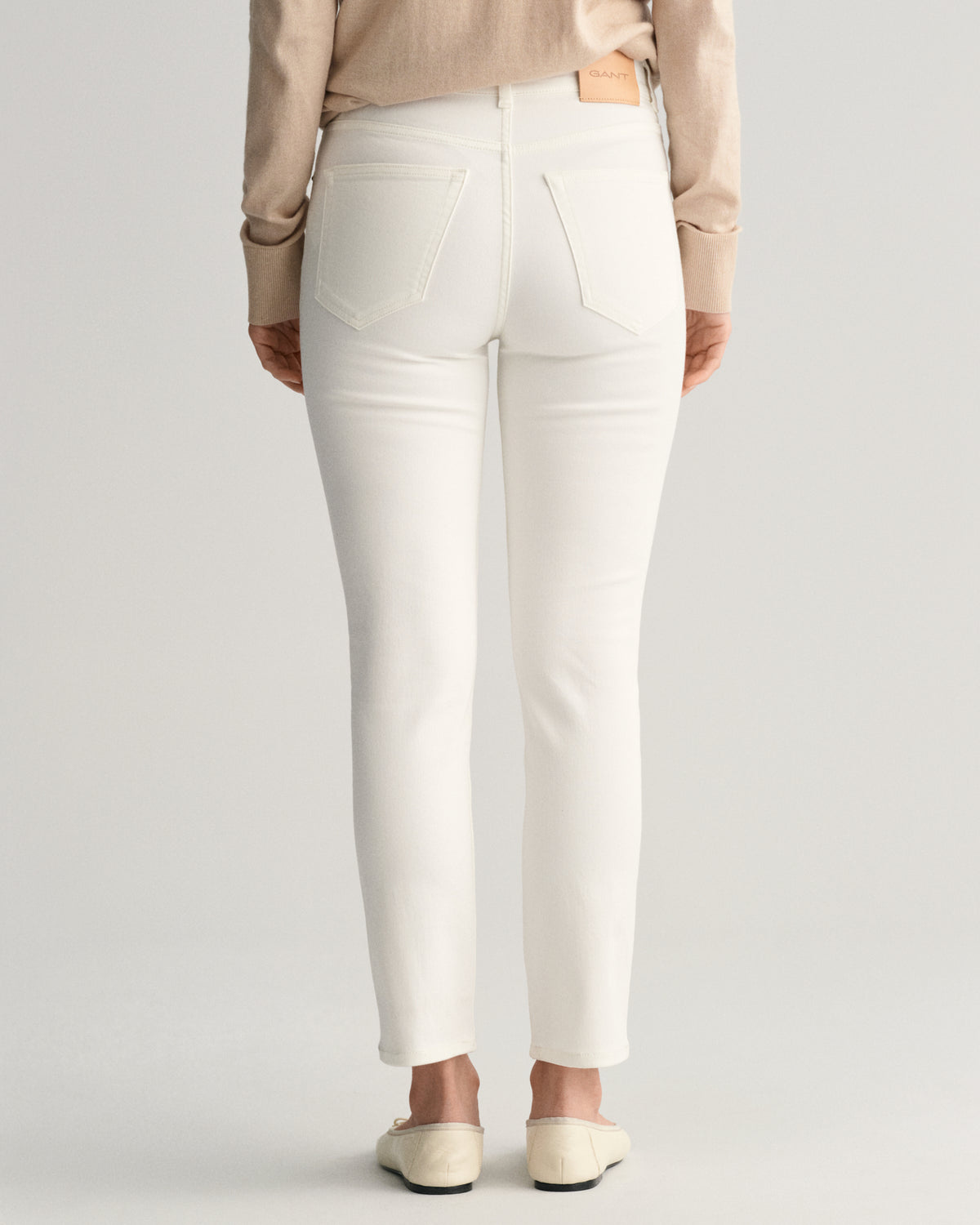 EGGSHELL, SLIM CROPPED WHITE JEANS, BACK-VIEW BY GANT AU.