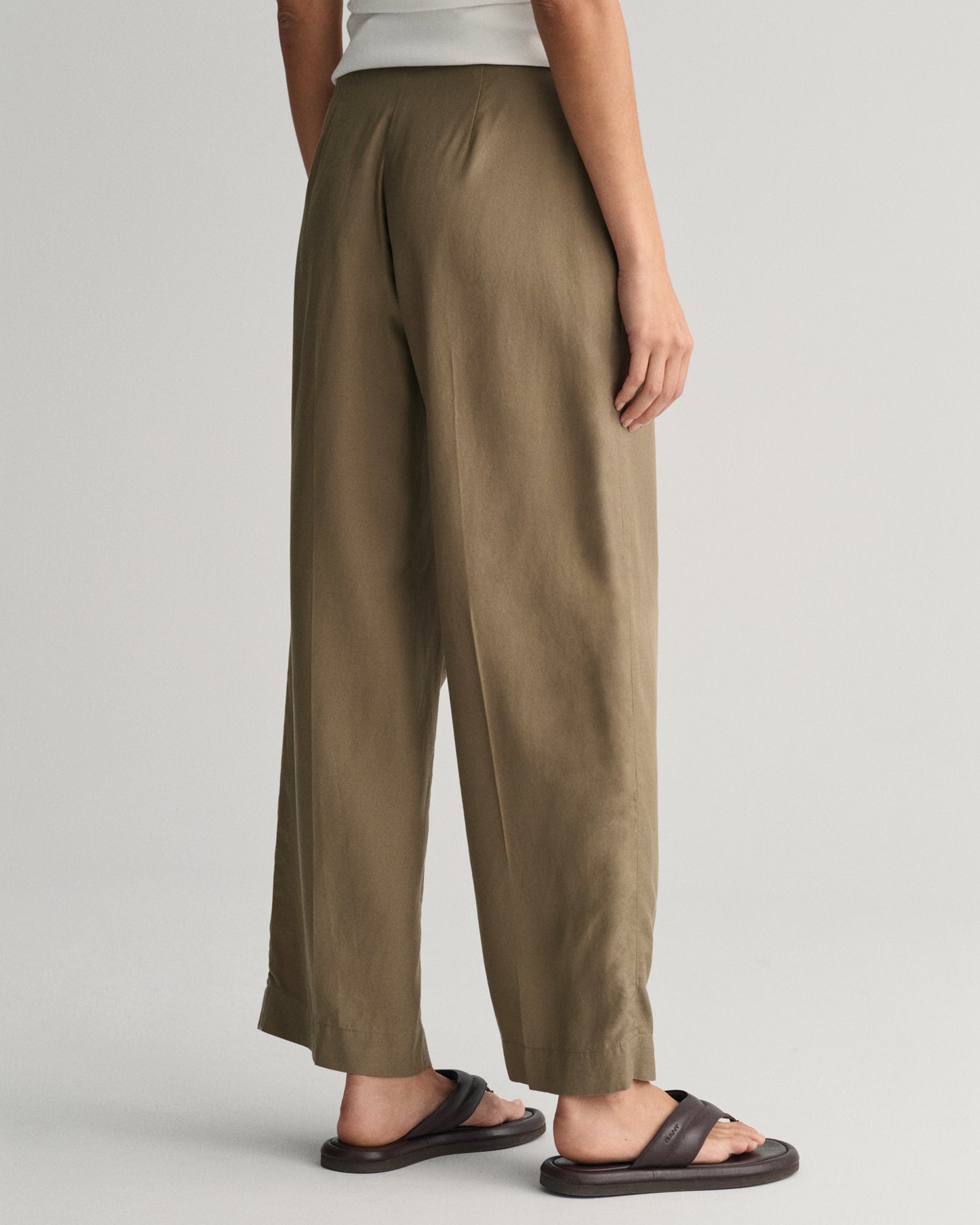 DRIED CLAY, REL TIE WAIST PANTS, BACK-VIEW BY GANT AU.