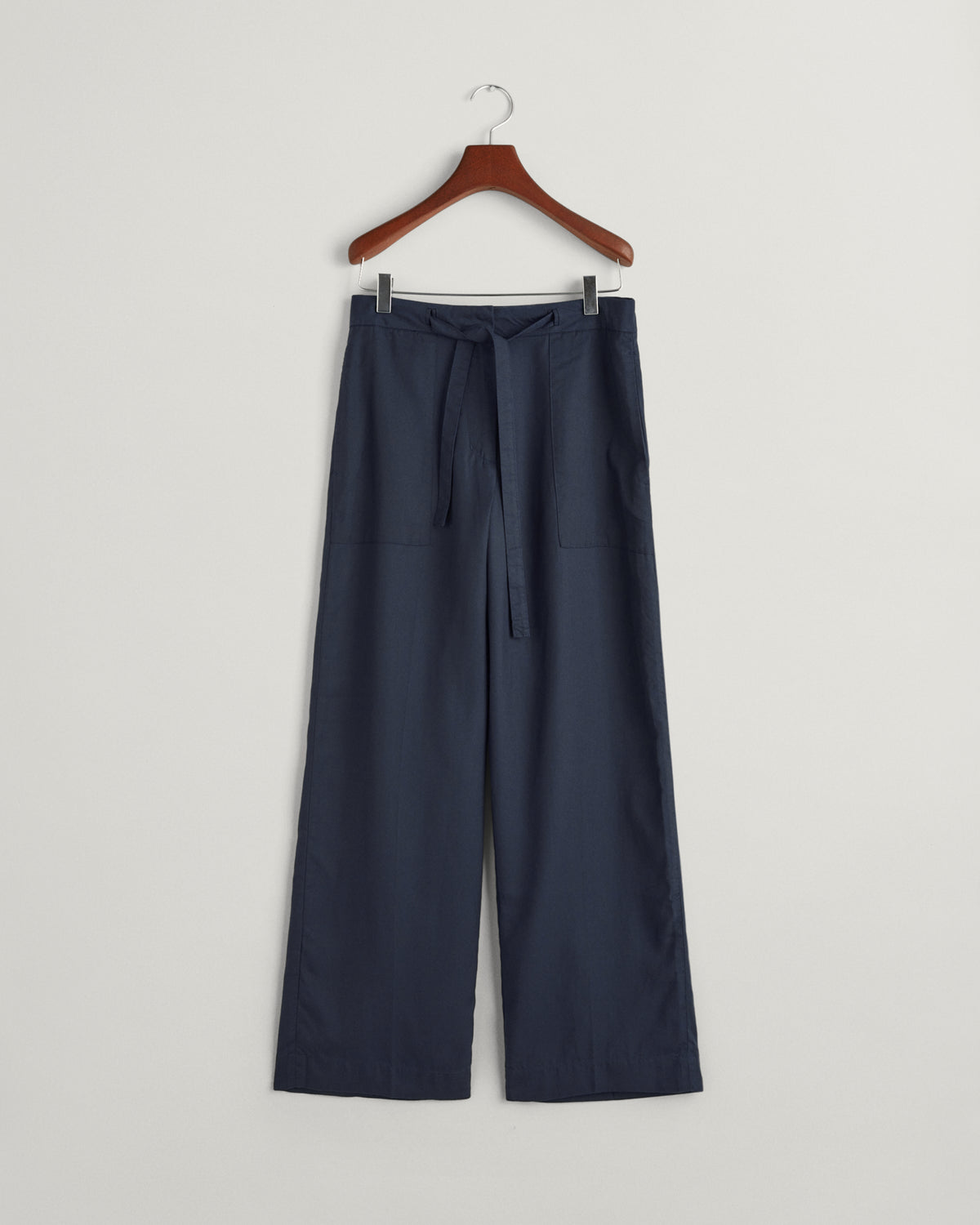 EVENING BLUE, REL TIE WAIST PANTS, FLAT-LAY BY GANT AU.