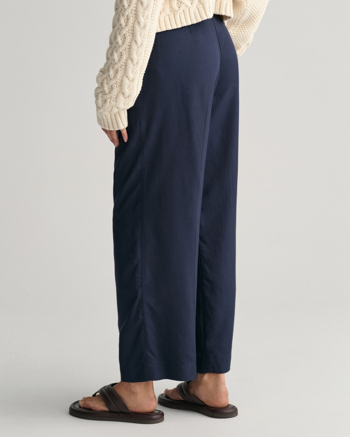 EVENING BLUE, REL TIE WAIST PANTS, BACK-VIEW BY GANT AU.