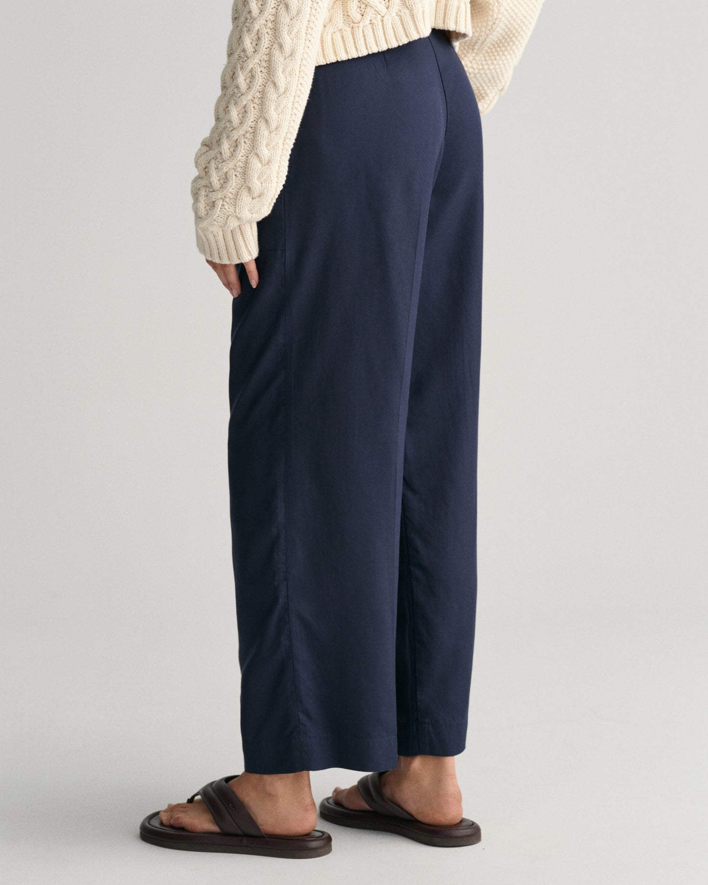 EVENING BLUE, REL TIE WAIST PANTS, BACK-VIEW BY GANT AU.