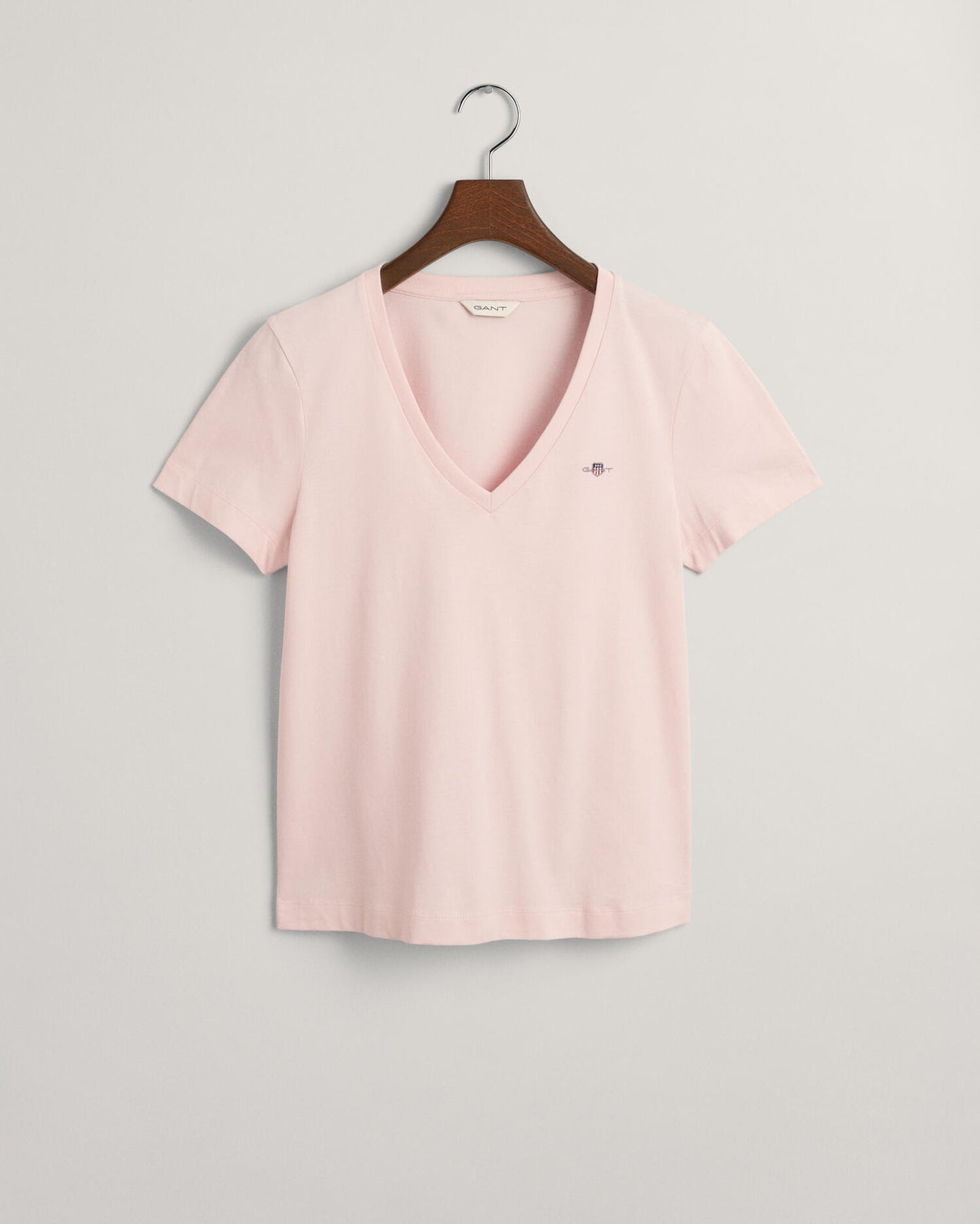 FADED PINK, REG SHIELD SS V-NECK T-SHIRT BY GANT AU.