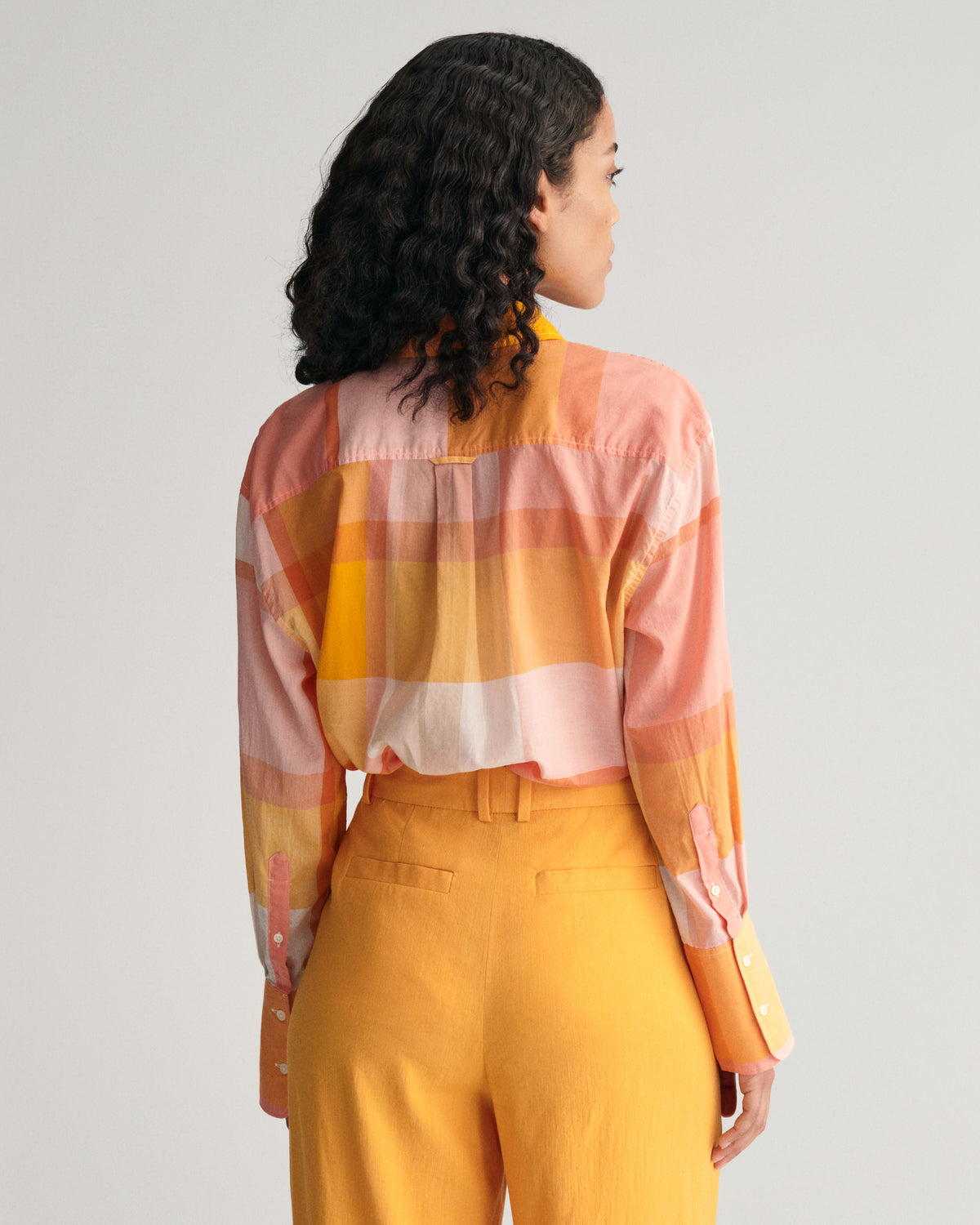 MEDAL YELLOW, REL MADRAS CHECK SHIRT, BACK-VIEW BY GANT AU.