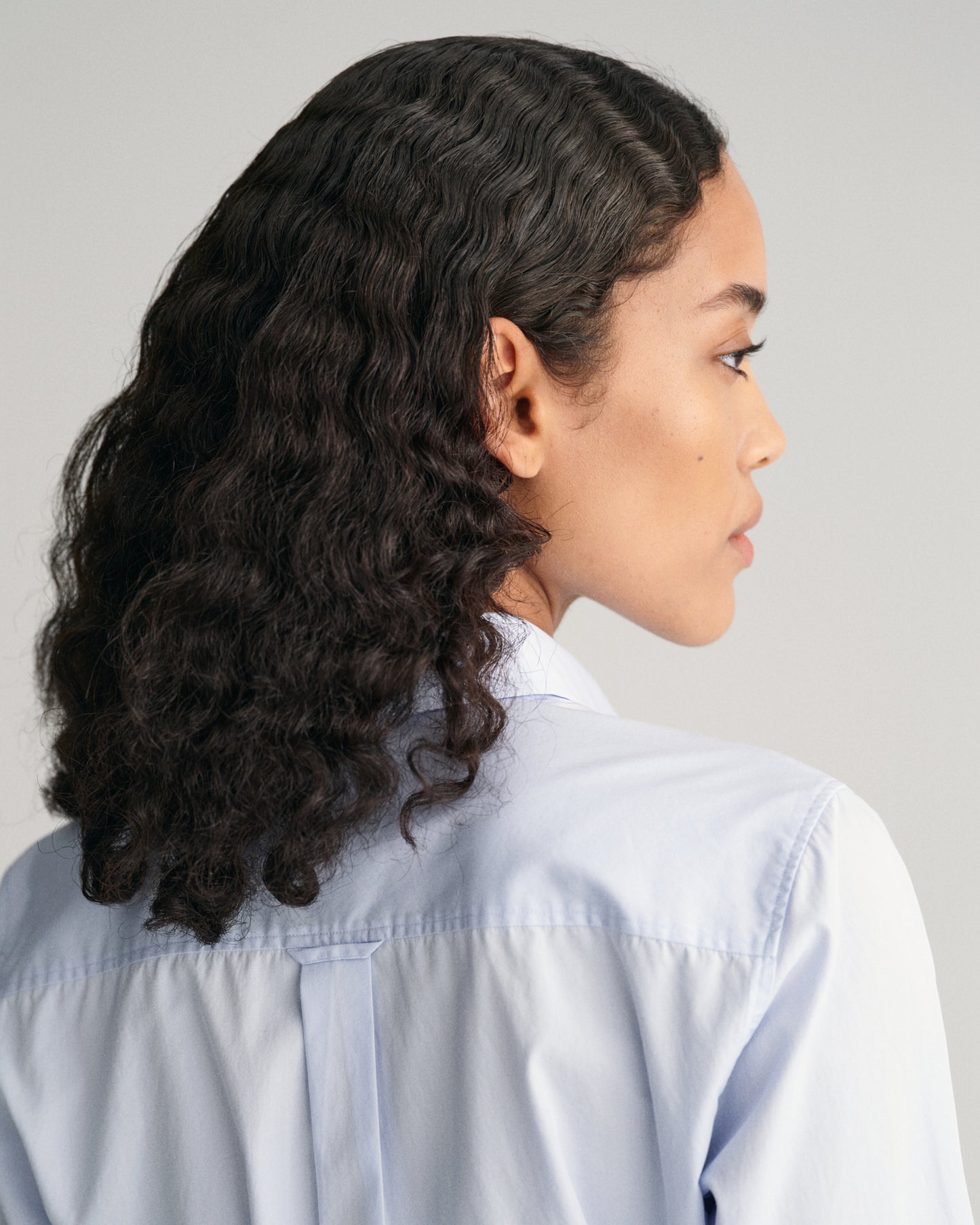 LIGHT BLUE, REG CLASSIC POPLIN SHIRT, CLOSE-UP BY GANT AU.