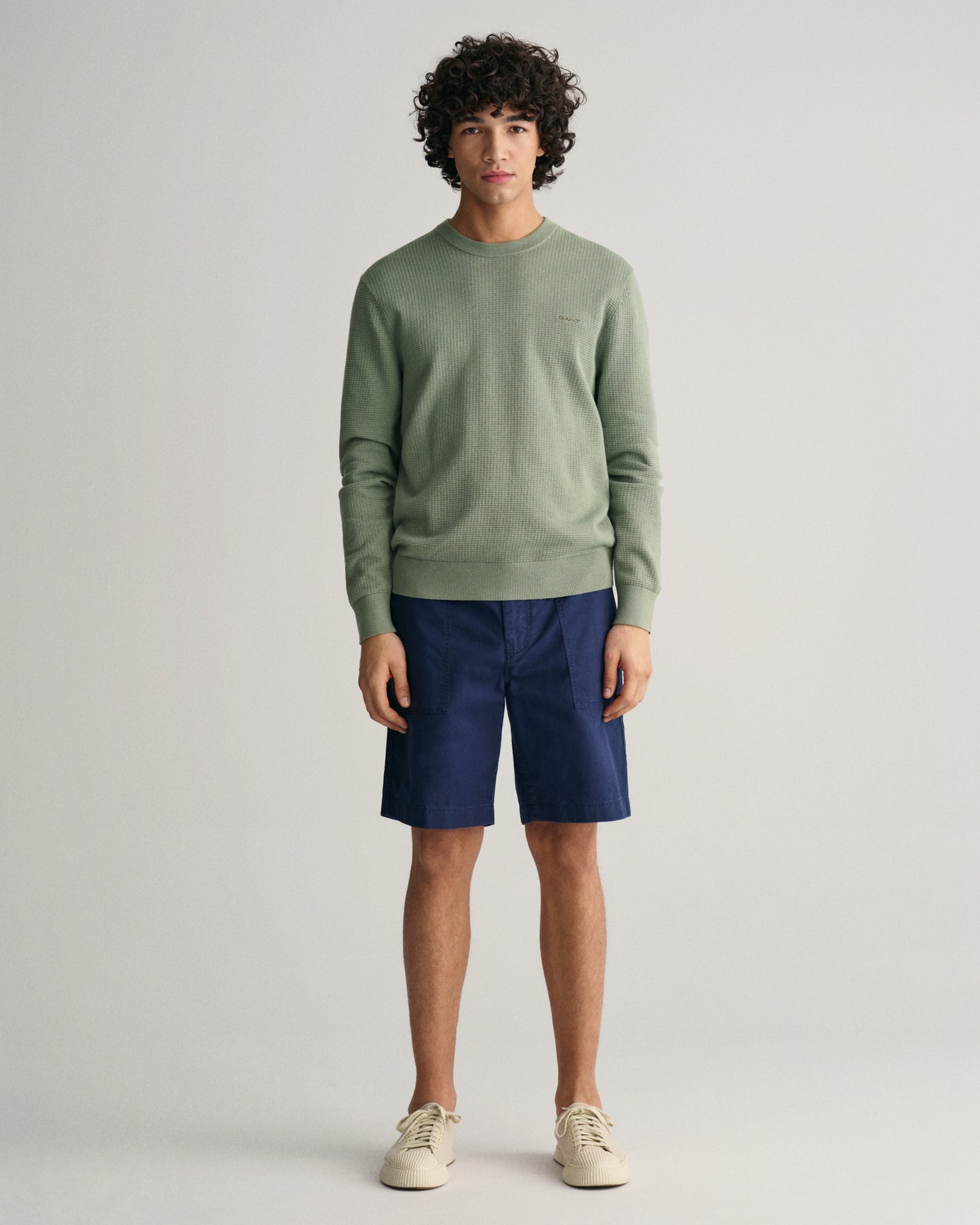 KALAMATA GREEN, TEXTURED COTTON C-NECK BY GANT AU.