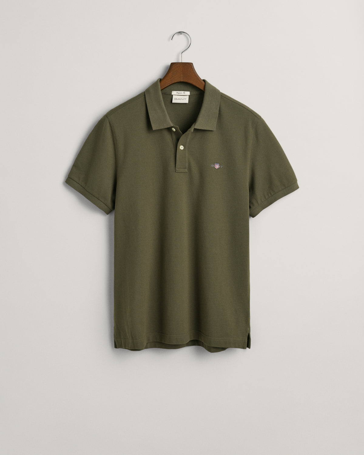 JUNIPER GREEN, REG SHIELD SS PIQUE POLO, FLAT-LAY BY GANT AU.