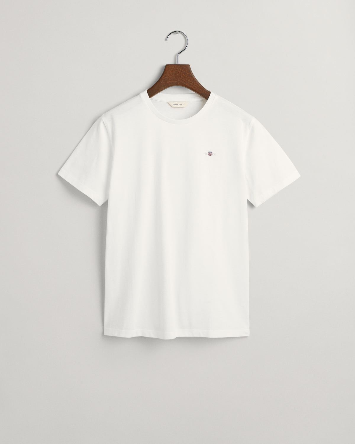 WHITE, SHIELD SS T-SHIRT, FLAT-LAY BY GANT AU.