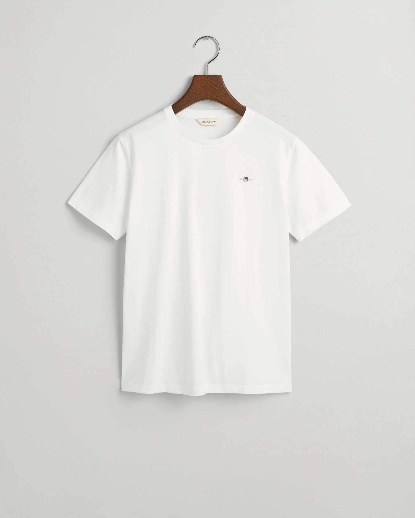 WHITE, SHIELD SS T-SHIRT, FLAT-LAY BY GANT AU.