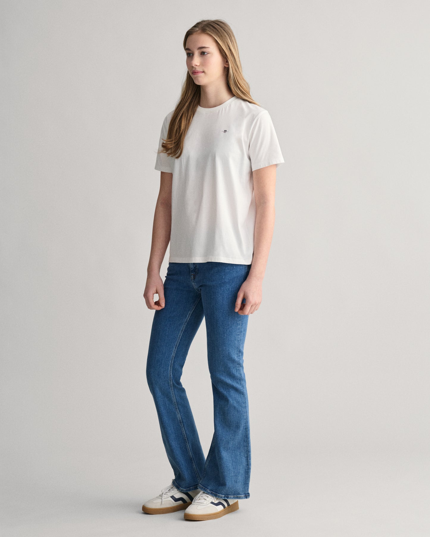 WHITE, SHIELD SS T-SHIRT BY GANT AU.