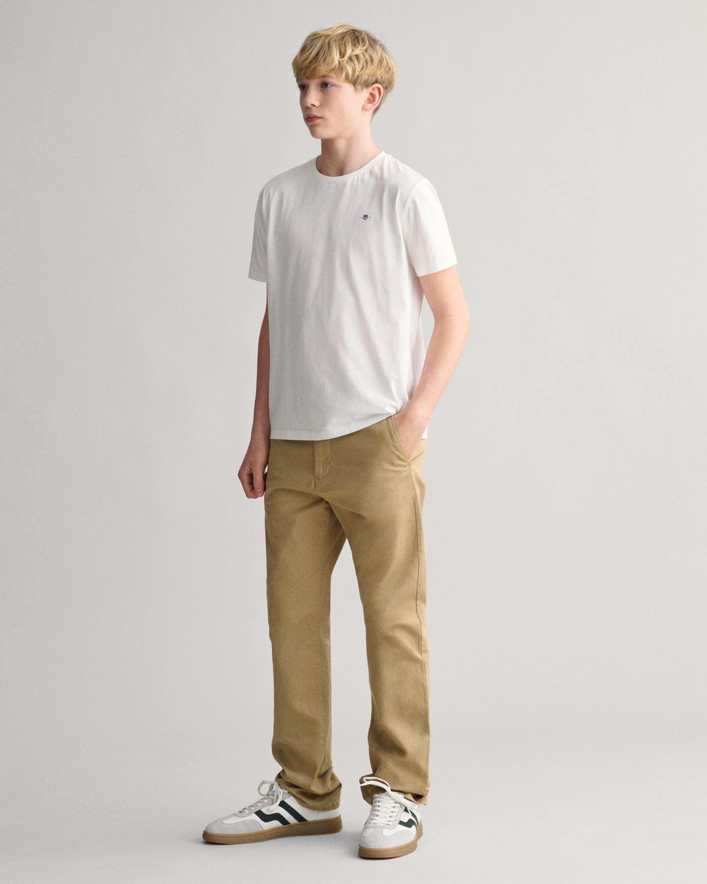 WHITE, SHIELD SS T-SHIRT, FRONT-VIEW BY GANT AU.