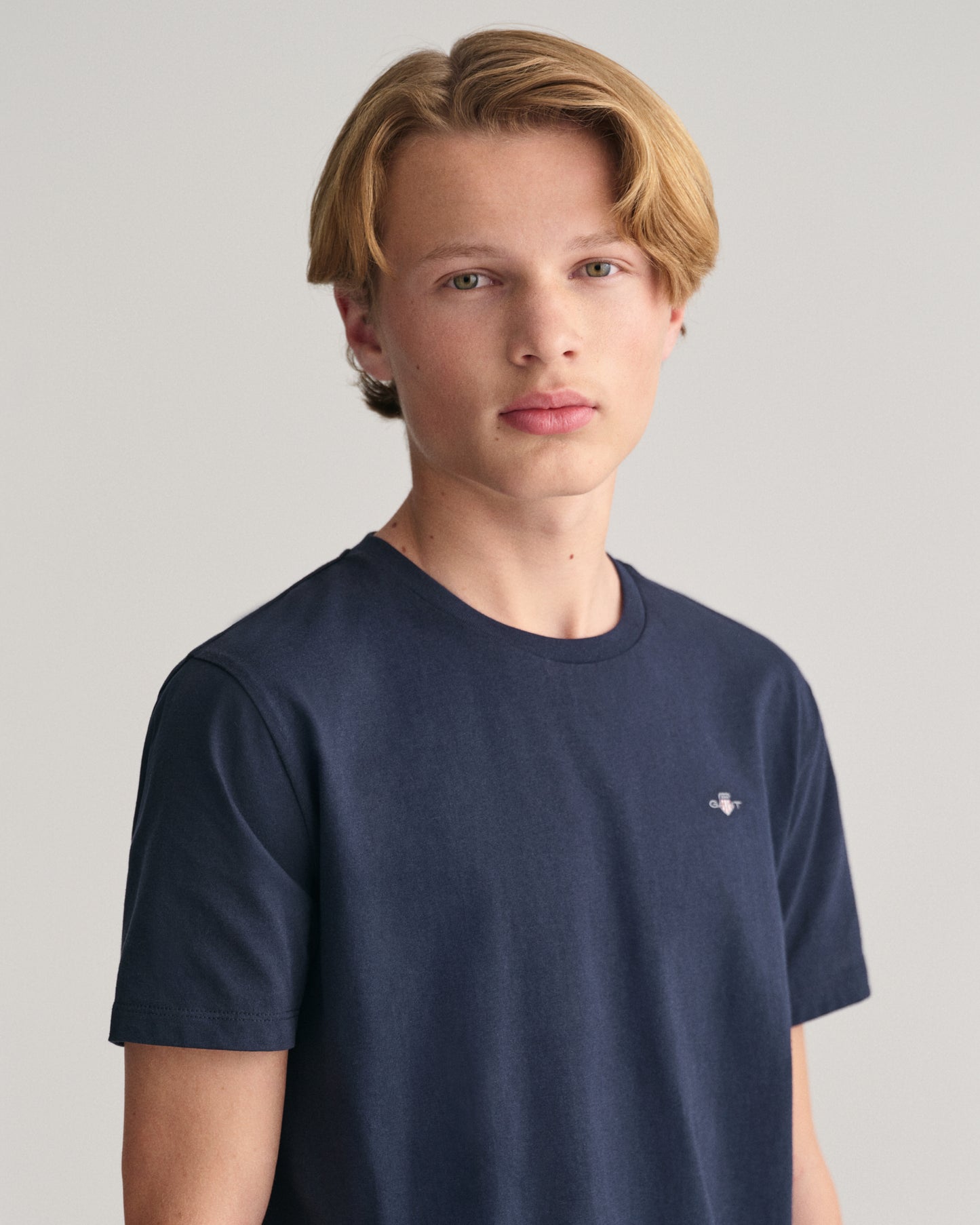 EVENING BLUE, SHIELD SS T-SHIRT, CLOSE-UP BY GANT AU.