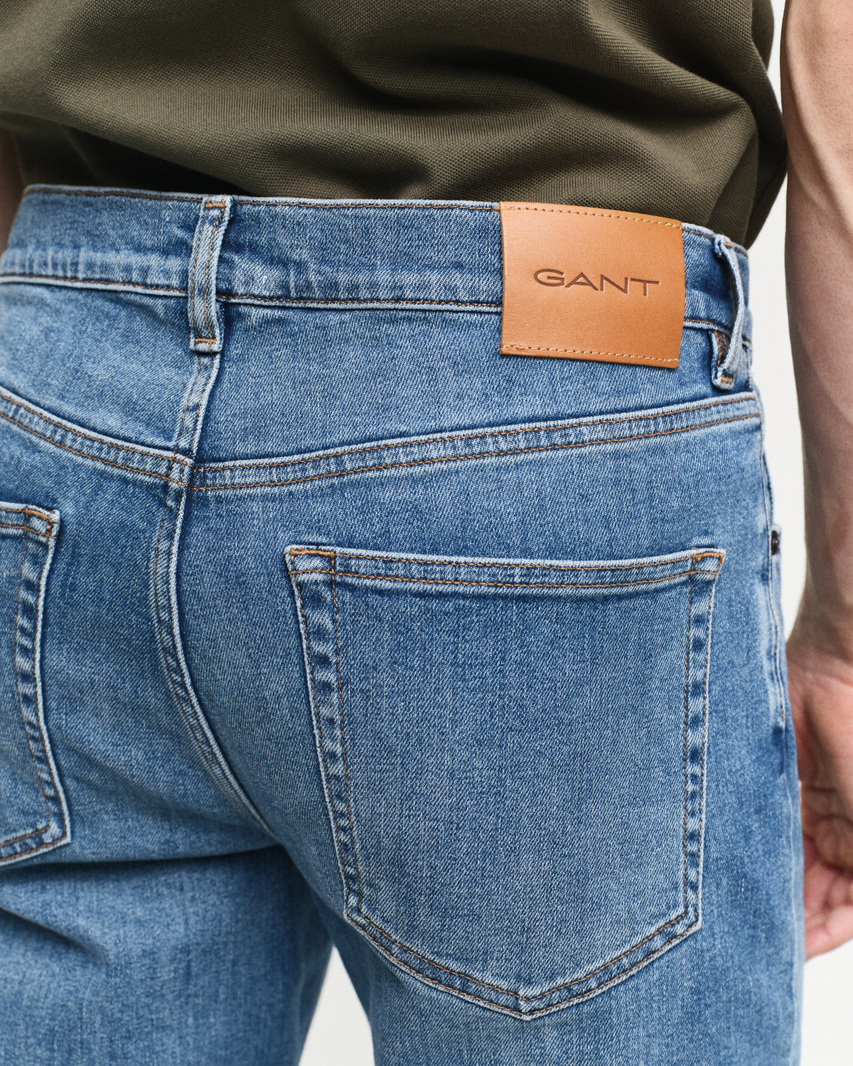MID BLUE WORN IN, SLIM GANT JEANS, CLOSE-UP BY GANT AU.