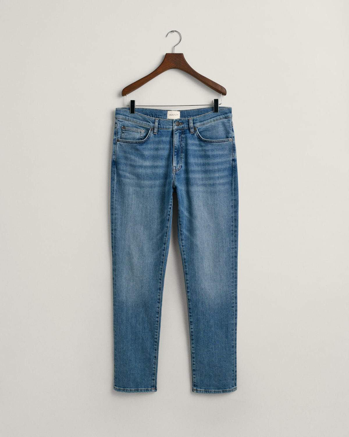 MID BLUE WORN IN, SLIM GANT JEANS, FRONT-VIEW BY GANT AU.