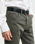 DARK EARTHY GREEN, REGULAR DESERT JEANS, CLOSE-UP BY GANT AU.