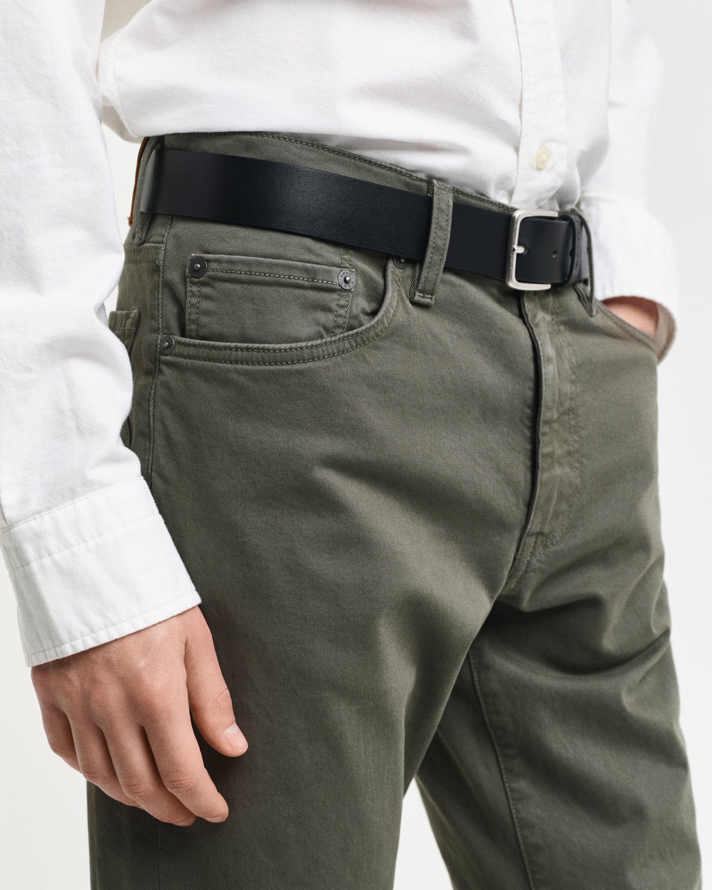 DARK EARTHY GREEN, REGULAR DESERT JEANS, CLOSE-UP BY GANT AU.