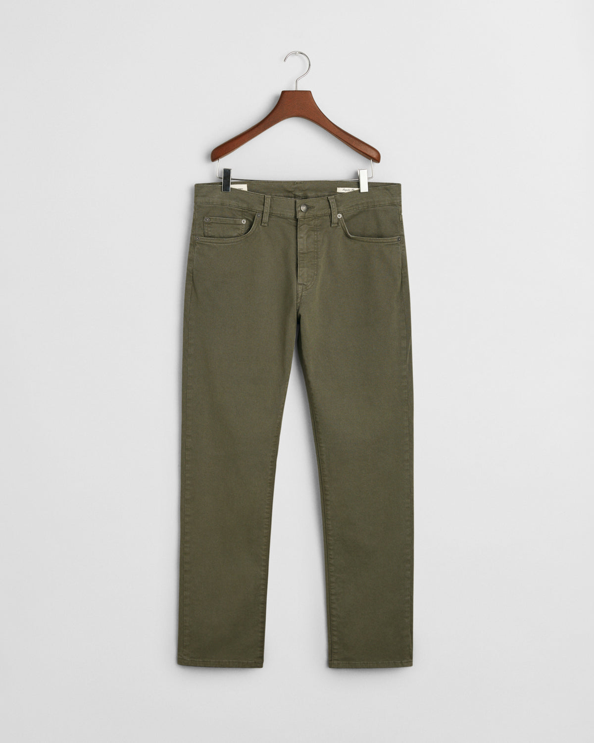 DARK EARTHY GREEN, REGULAR DESERT JEANS, FLAT-LAY BY GANT AU.