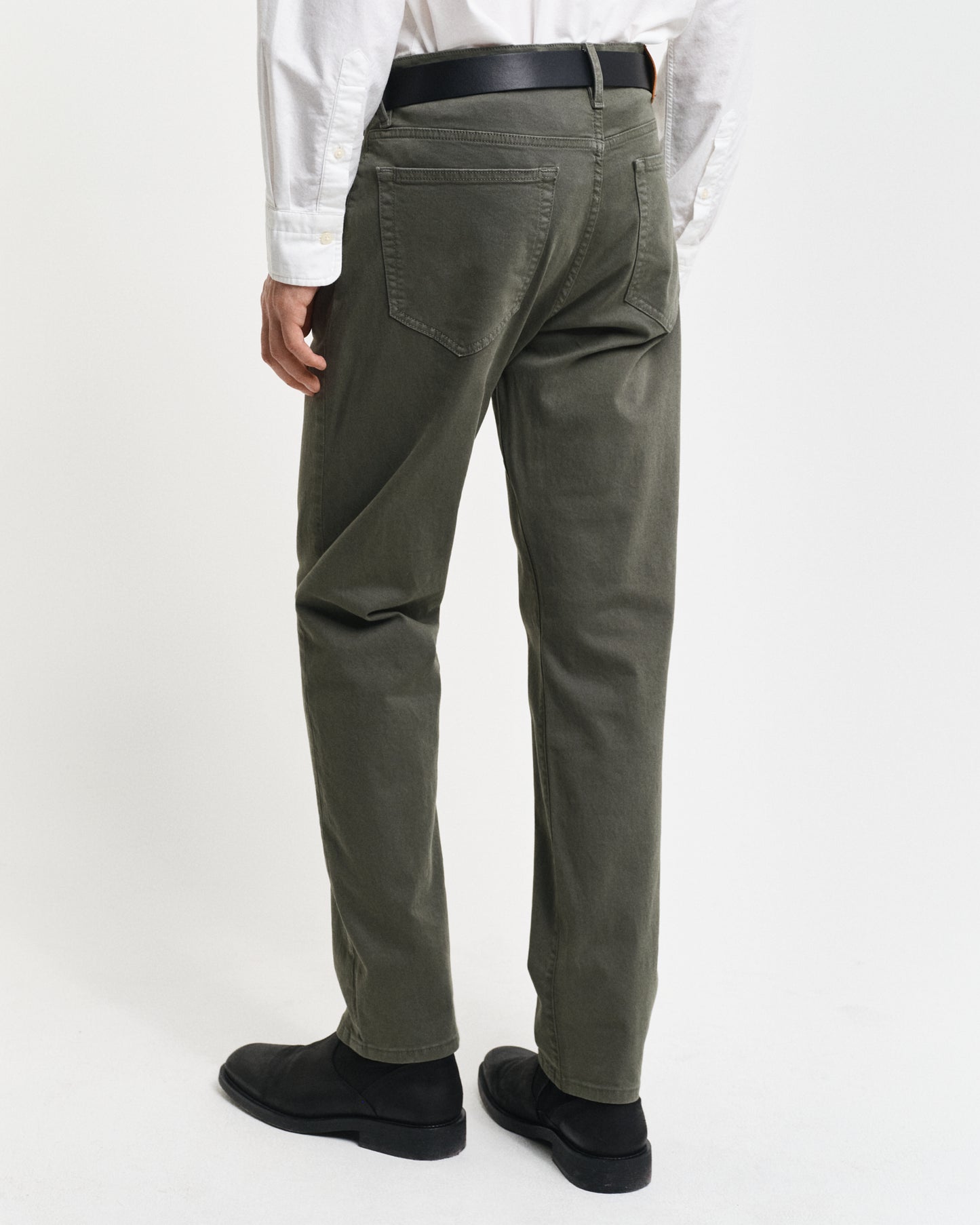 DARK EARTHY GREEN, REGULAR DESERT JEANS, BACK-VIEW BY GANT AU.
