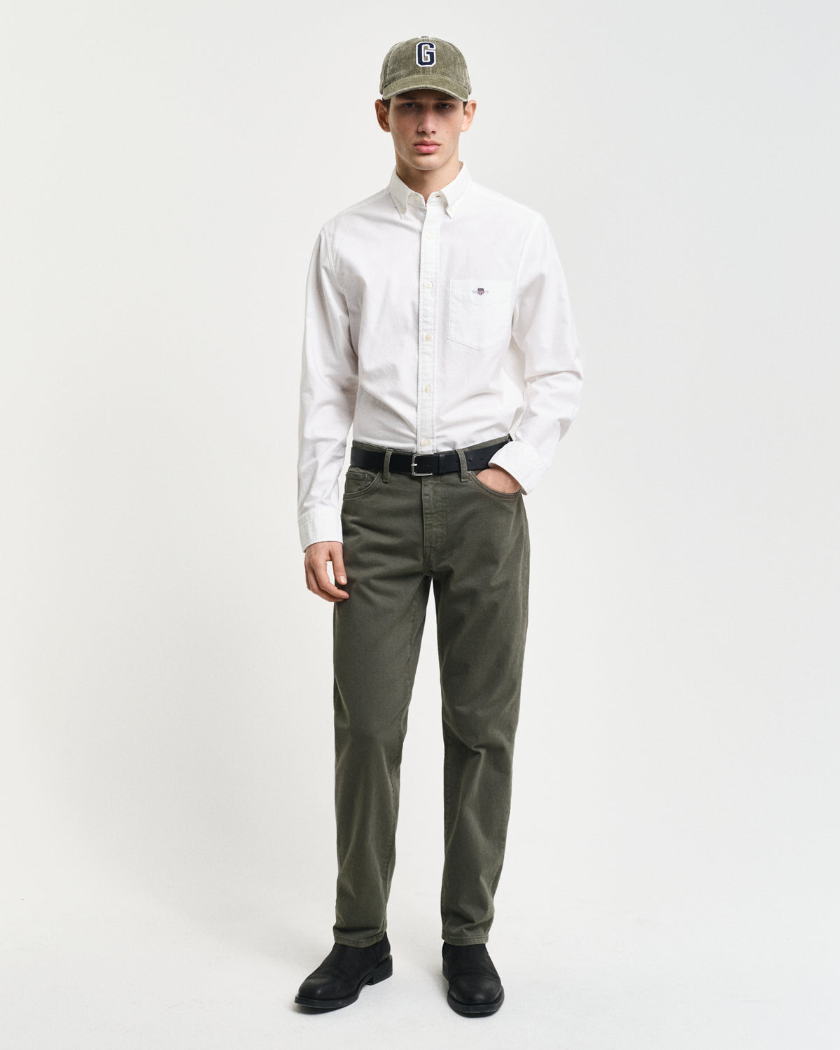 DARK EARTHY GREEN, REGULAR DESERT JEANS, FRONT-VIEW BY GANT AU.