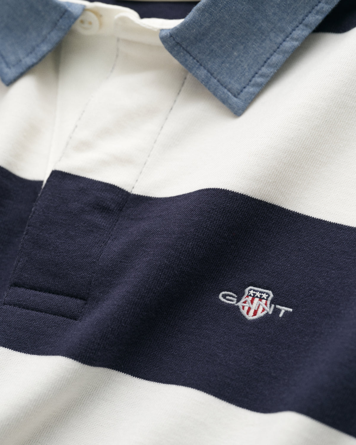 EGGSHELL, REG CHAMBRAY STRIPE HEAVY RUGGER, FLAT-LAY BY GANT AU.