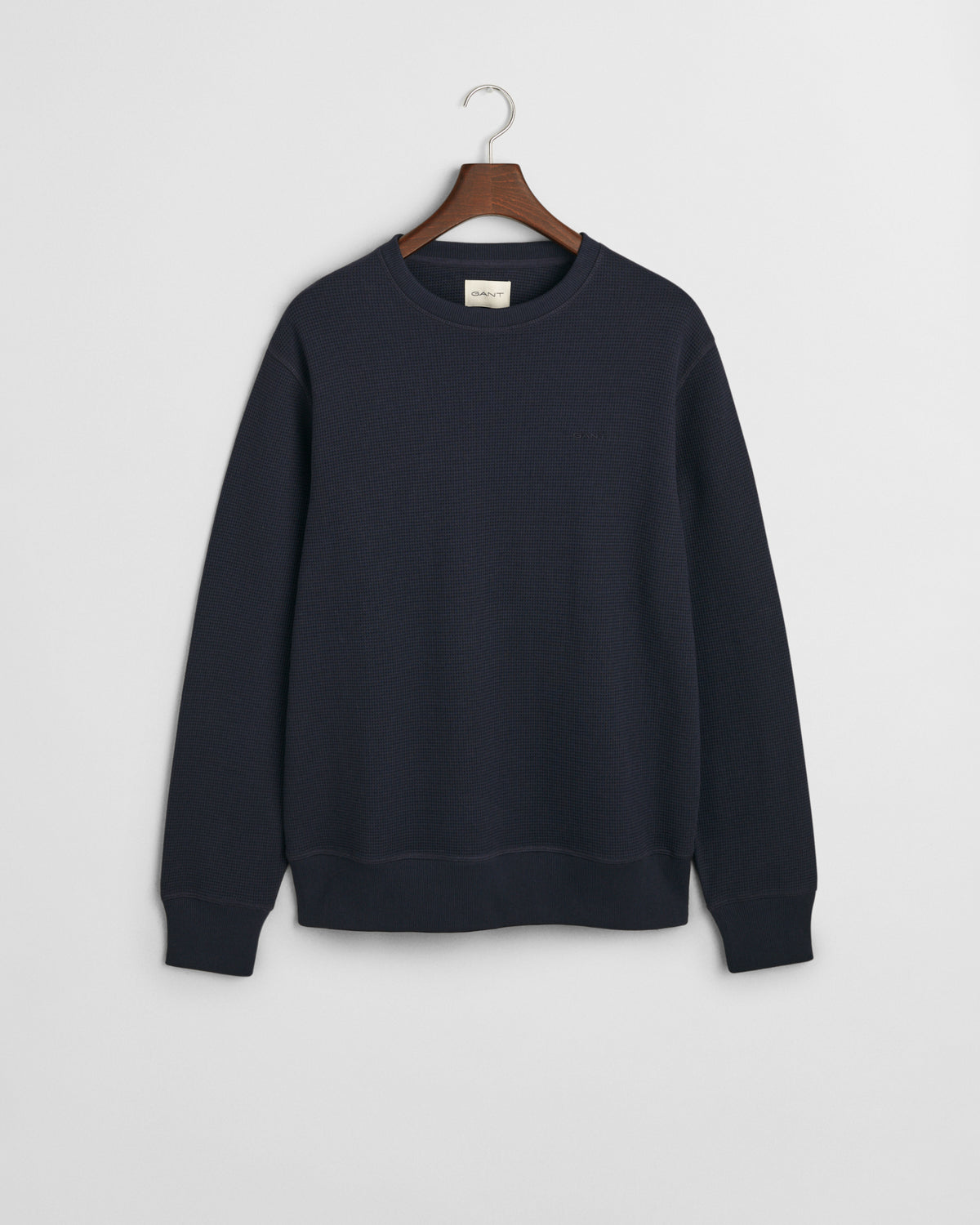 EVENING BLUE, WAFFLE C-NECK SWEAT, FLAT-LAY BY GANT AU.