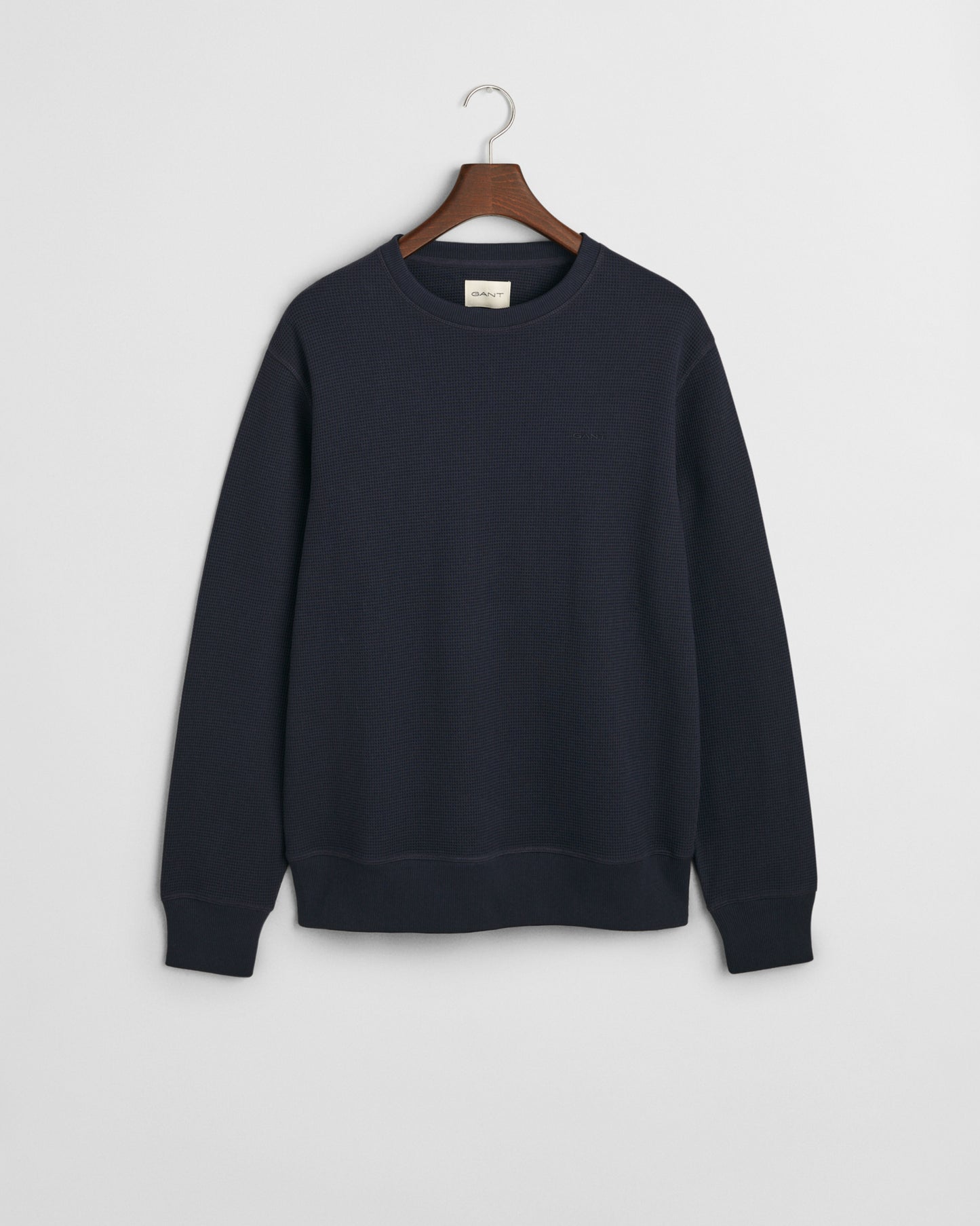 EVENING BLUE, WAFFLE C-NECK SWEAT, FLAT-LAY BY GANT AU.