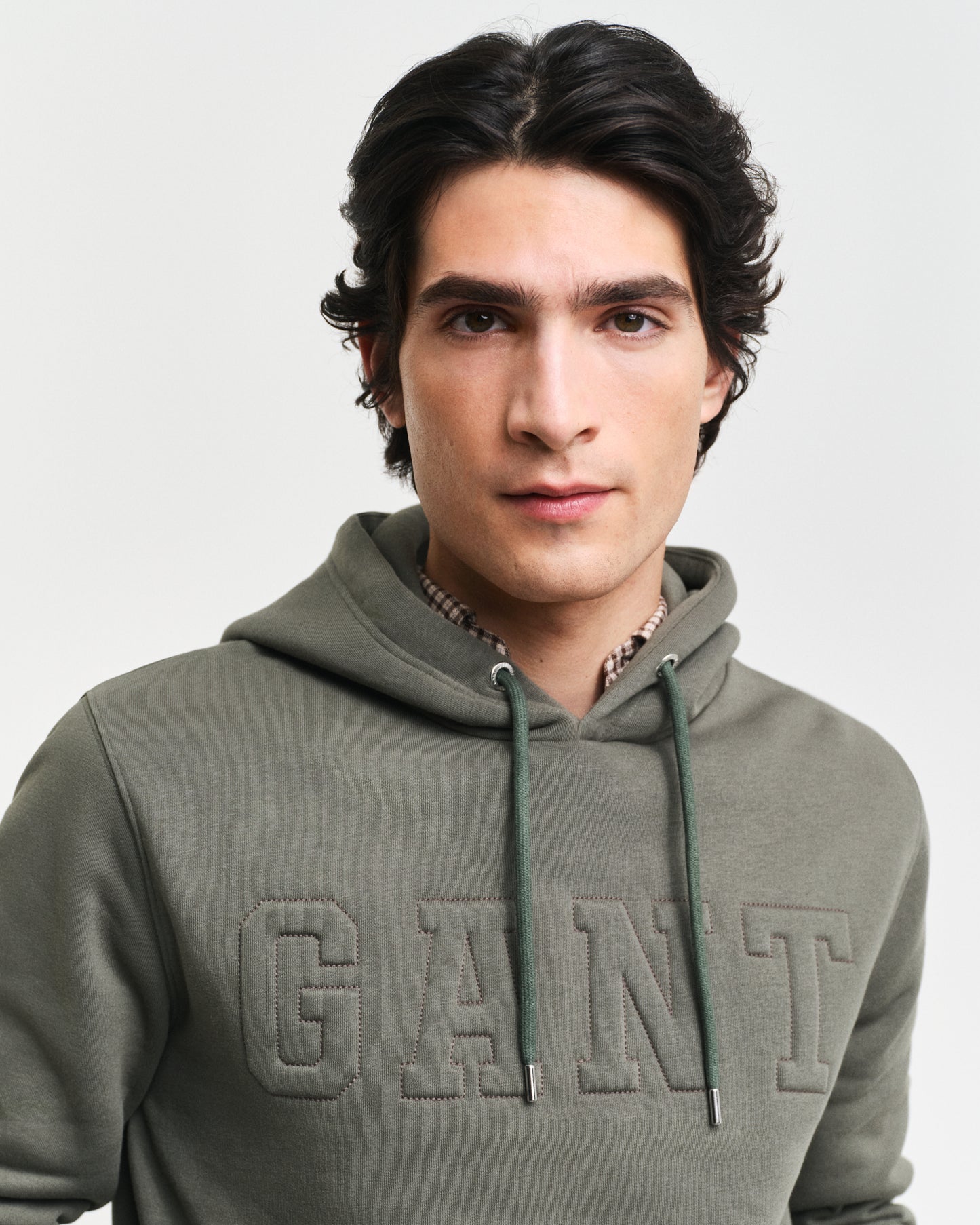 DARK EARTHY GREEN, EMBOSSED SWEAT HOODIE, CLOSE-UP BY GANT AU.