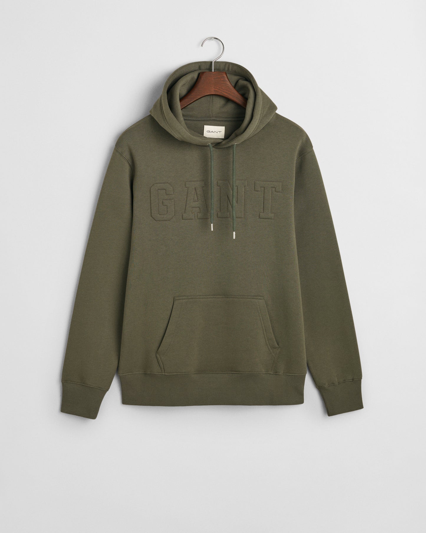 DARK EARTHY GREEN, EMBOSSED SWEAT HOODIE, FLAT-LAY BY GANT AU.