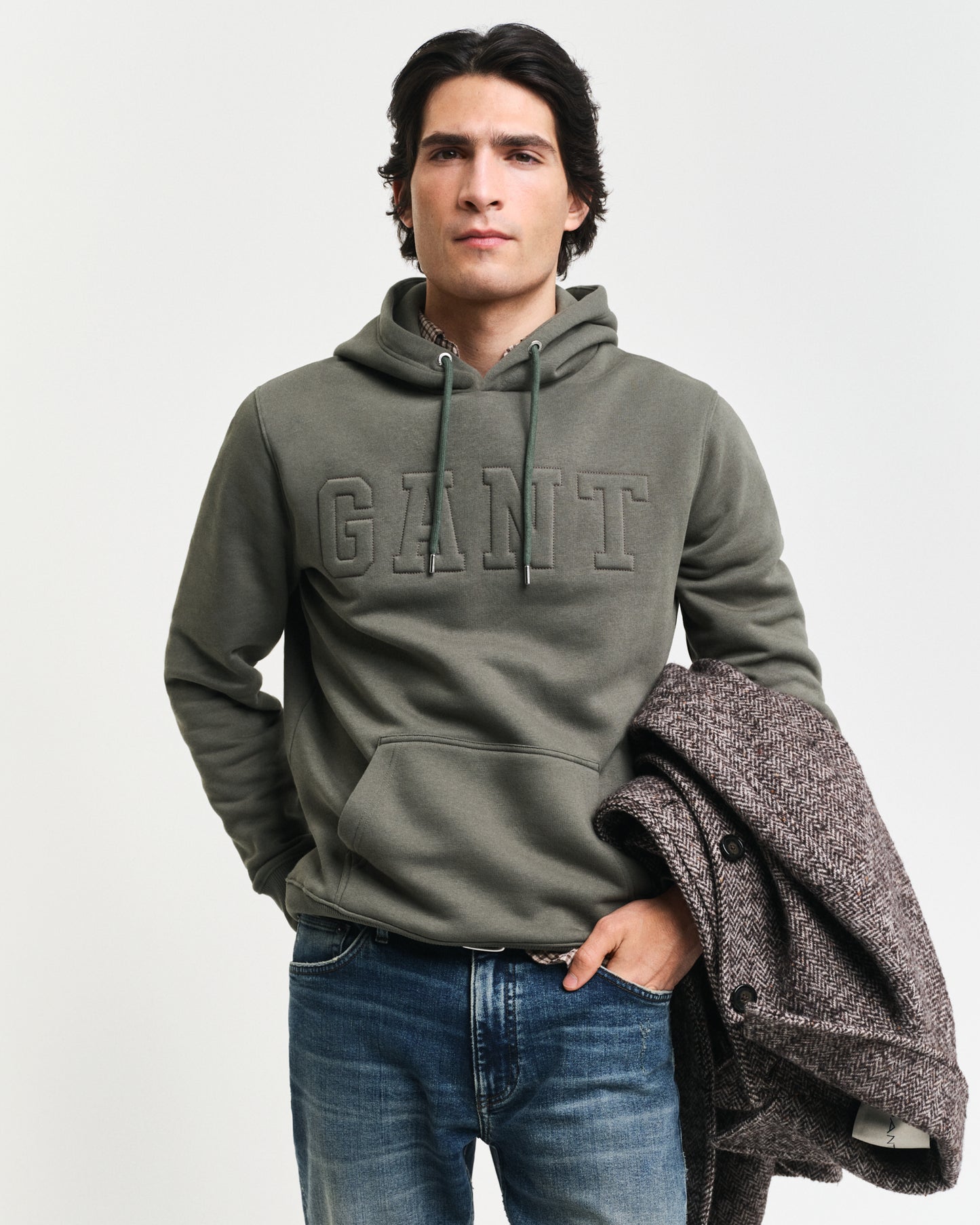DARK EARTHY GREEN, EMBOSSED SWEAT HOODIE, FRONT-VIEW BY GANT AU.