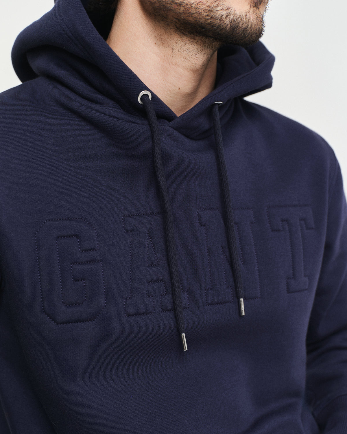 EVENING BLUE, EMBOSSED SWEAT HOODIE, CLOSE-UP BY GANT AU.