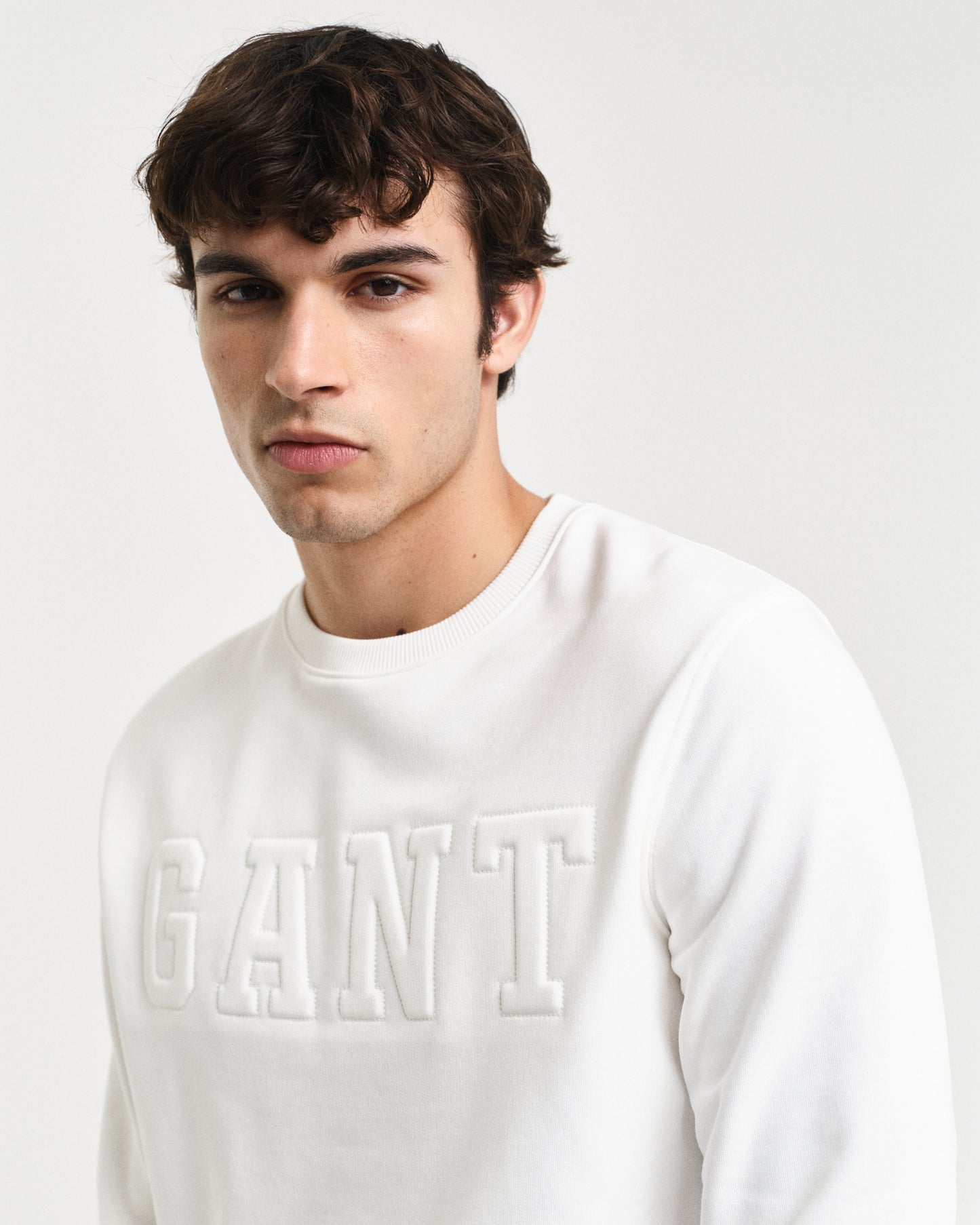 EGGSHELL, EMBOSSED C-NECK SWEAT, CLOSE-UP BY GANT AU.