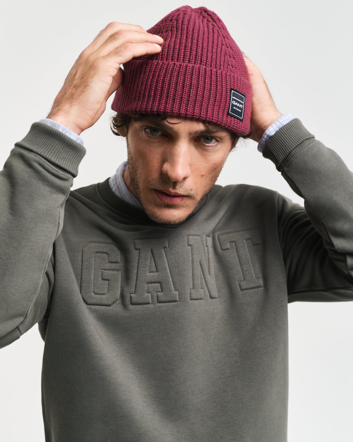 DARK EARTHY GREEN, EMBOSSED C-NECK SWEAT, CLOSE-UP BY GANT AU.