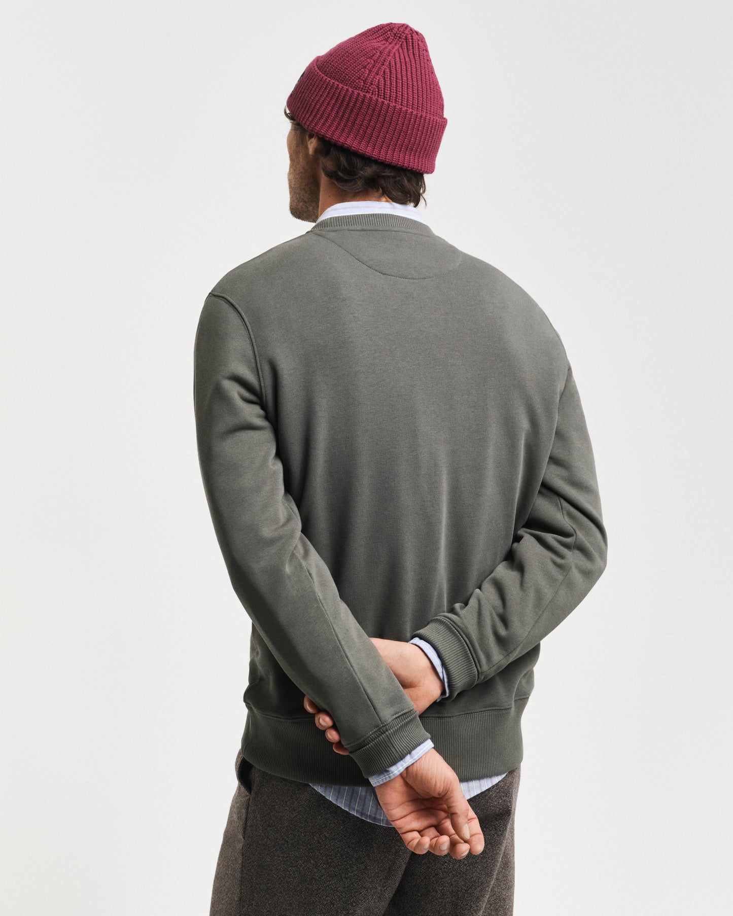 DARK EARTHY GREEN, EMBOSSED C-NECK SWEAT, BACK-VIEW BY GANT AU.