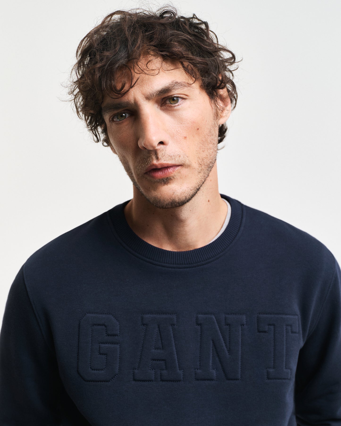 EVENING BLUE, EMBOSSED C-NECK SWEAT, CLOSE-UP BY GANT AU.
