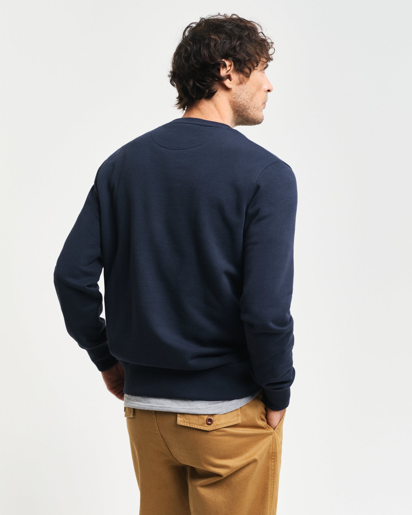 EVENING BLUE, EMBOSSED C-NECK SWEAT, BACK-VIEW BY GANT AU.