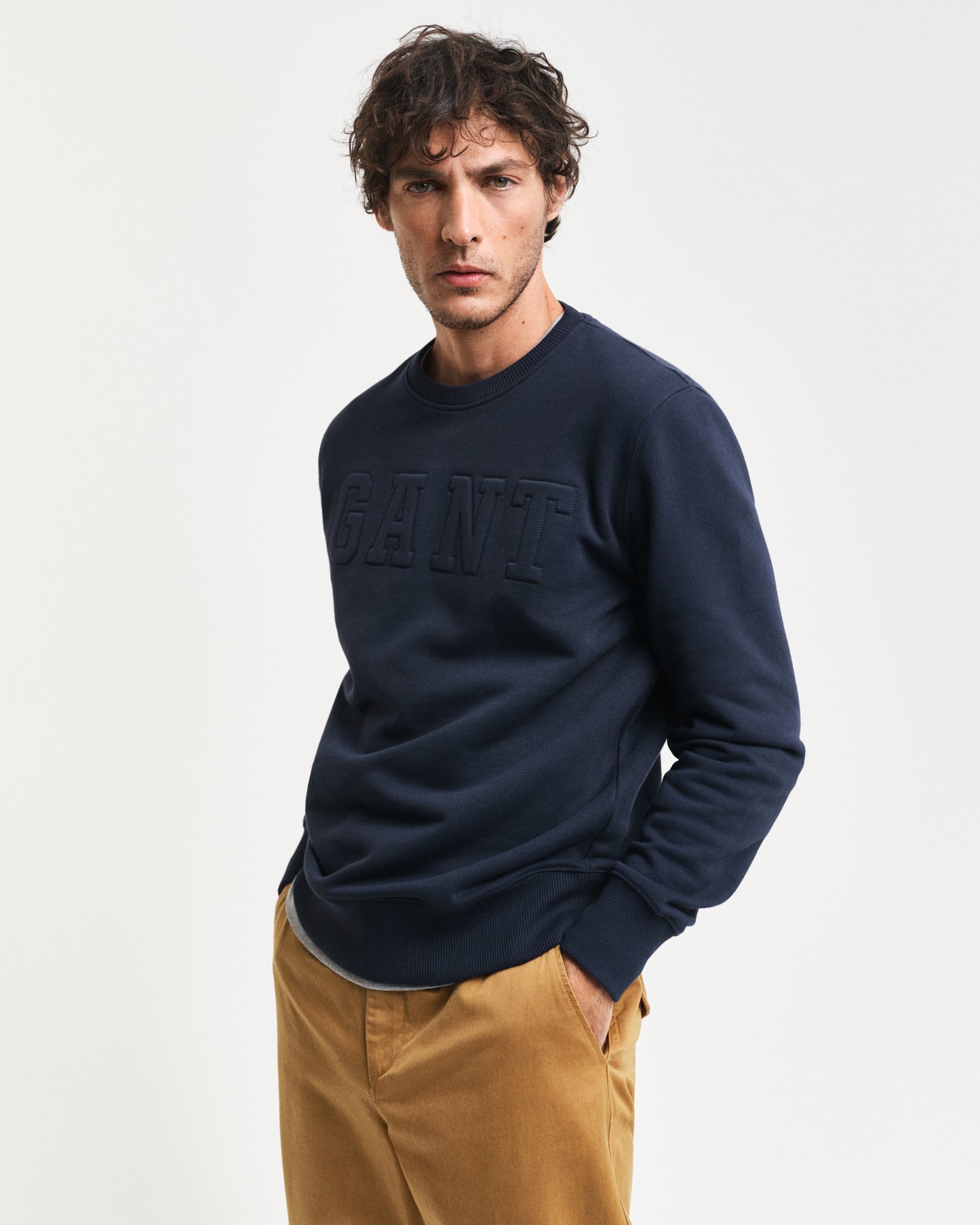 EVENING BLUE, EMBOSSED C-NECK SWEAT, FRONT-VIEW BY GANT AU.