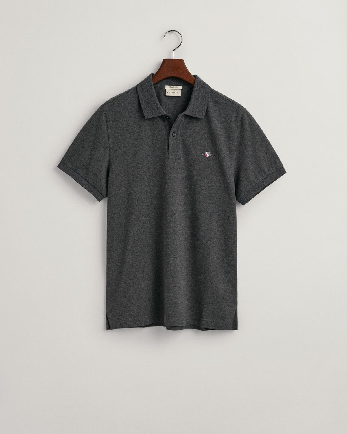 ANTRACIT MELANGE, REG SHIELD SS PIQUE POLO, FLAT-LAY BY GANT AU.