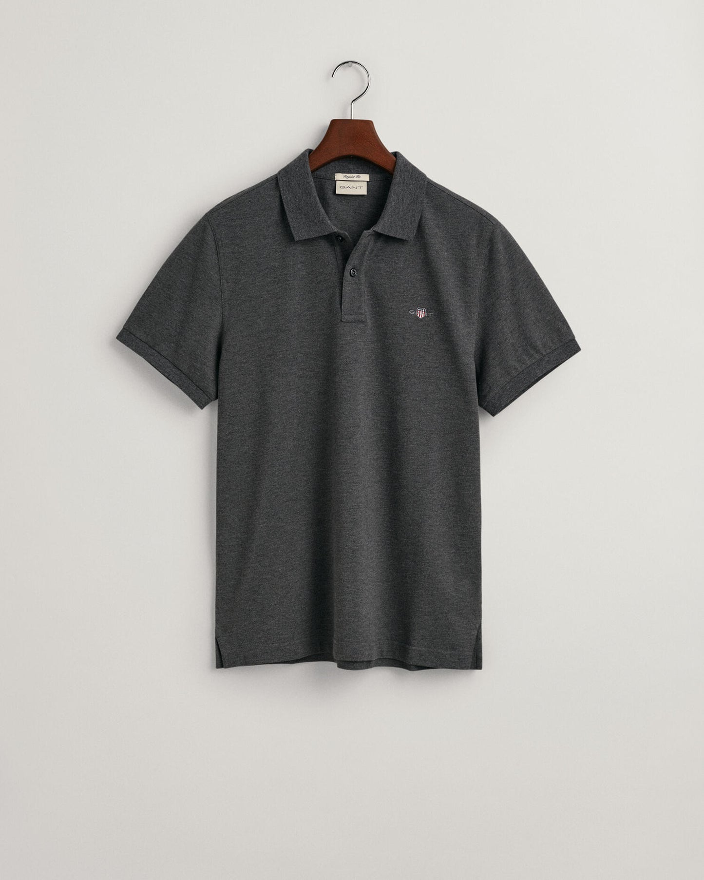 ANTRACIT MELANGE, REG SHIELD SS PIQUE POLO, FLAT-LAY BY GANT AU.