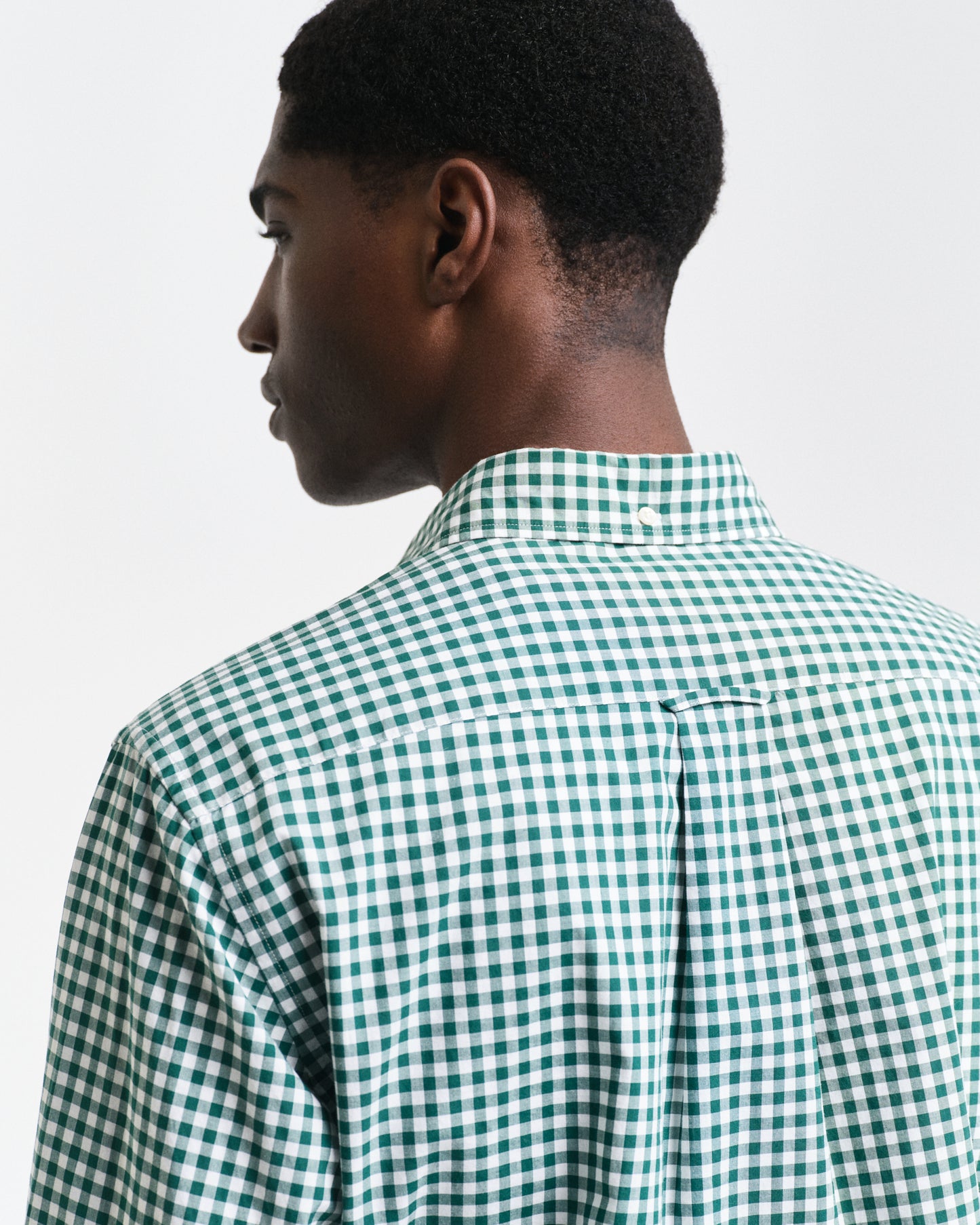 MODEL WEARING REG CLASSIC POPLIN GINGHAM SHIRT