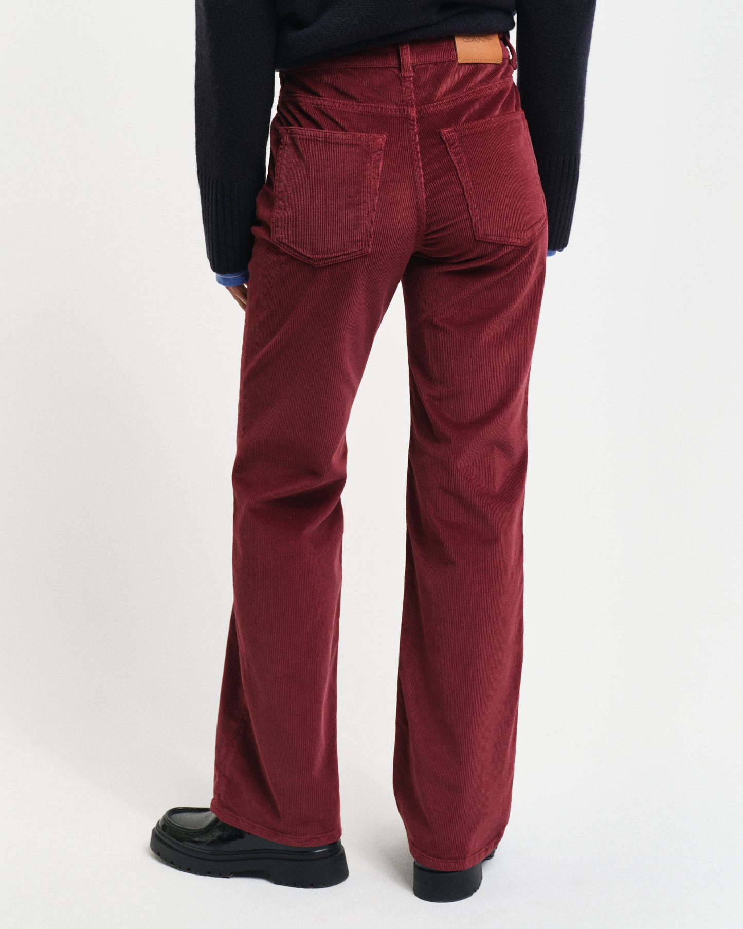 PLUMPED RED, CORDUROY FLARE JEANS, BACK-VIEW BY GANT AU.