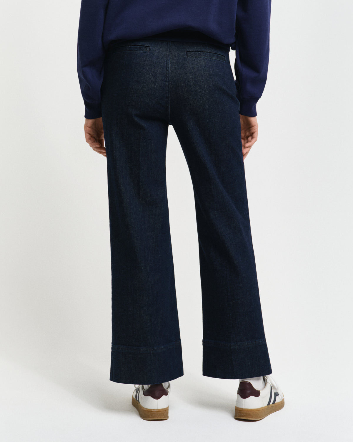 DARK BLUE RAW, CROPPED CREASED DENIM, BACK-VIEW BY GANT AU.