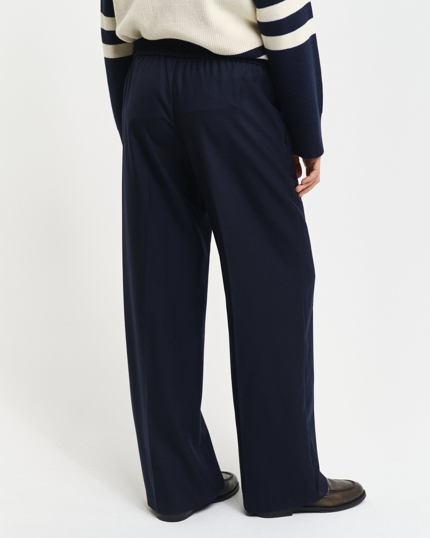 EVENING BLUE, PULL-ON PANTS, BACK-VIEW BY GANT AU.