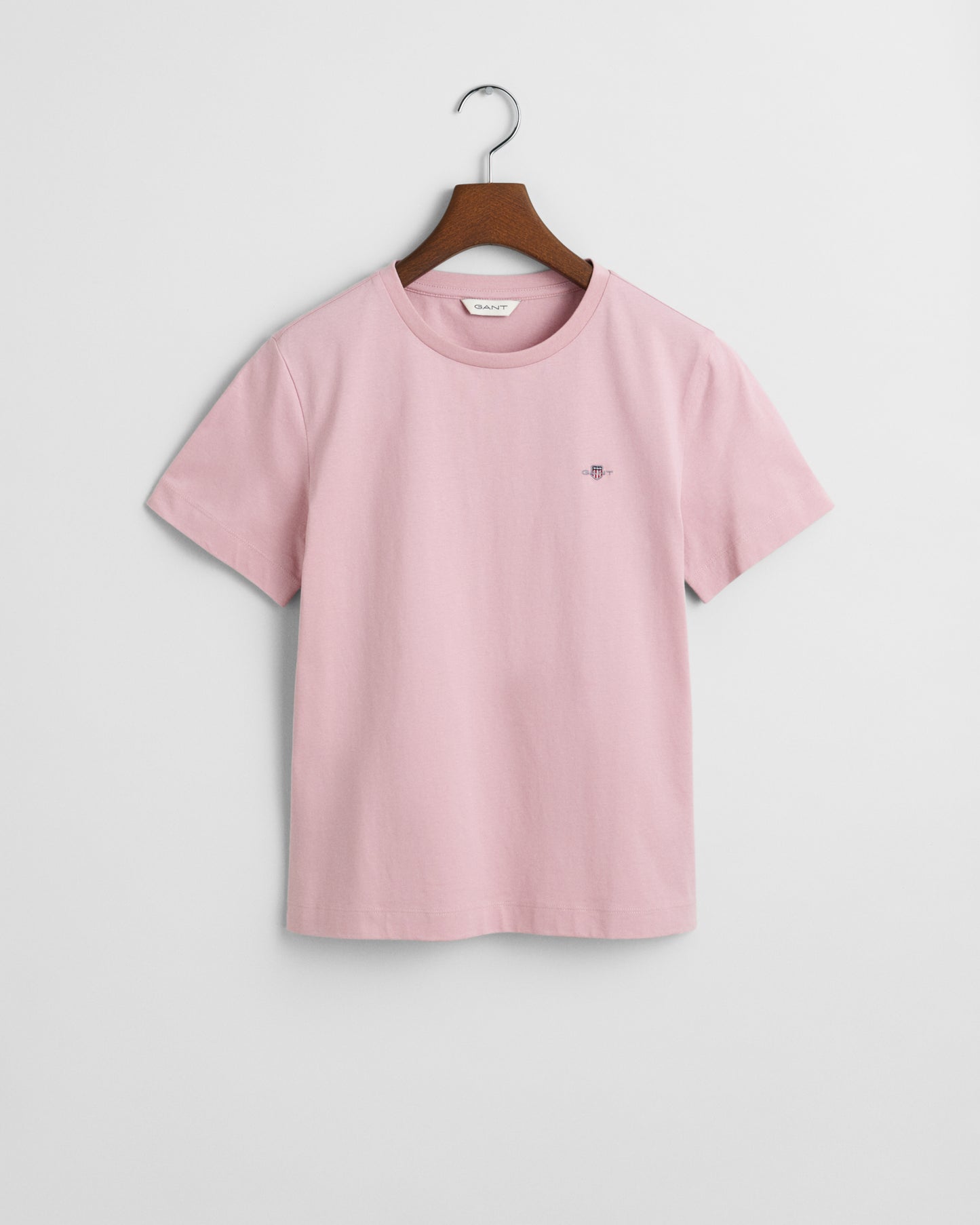 DUSTY PINK, REG SHIELD SS T-SHIRT, FLAT-LAY BY GANT AU.