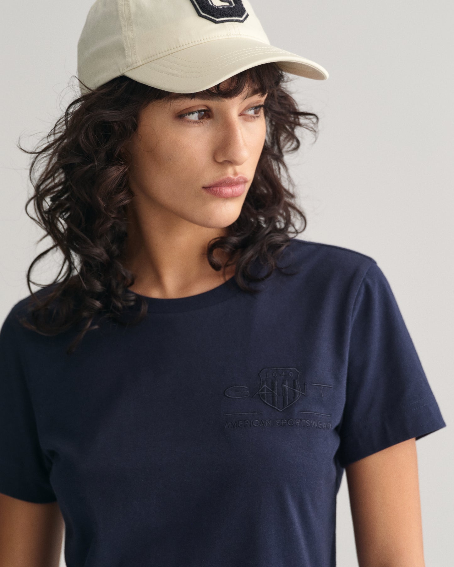 EVENING BLUE, REG TONAL SHIELD SS T-SHIRT, CLOSE-UP BY GANT AU.