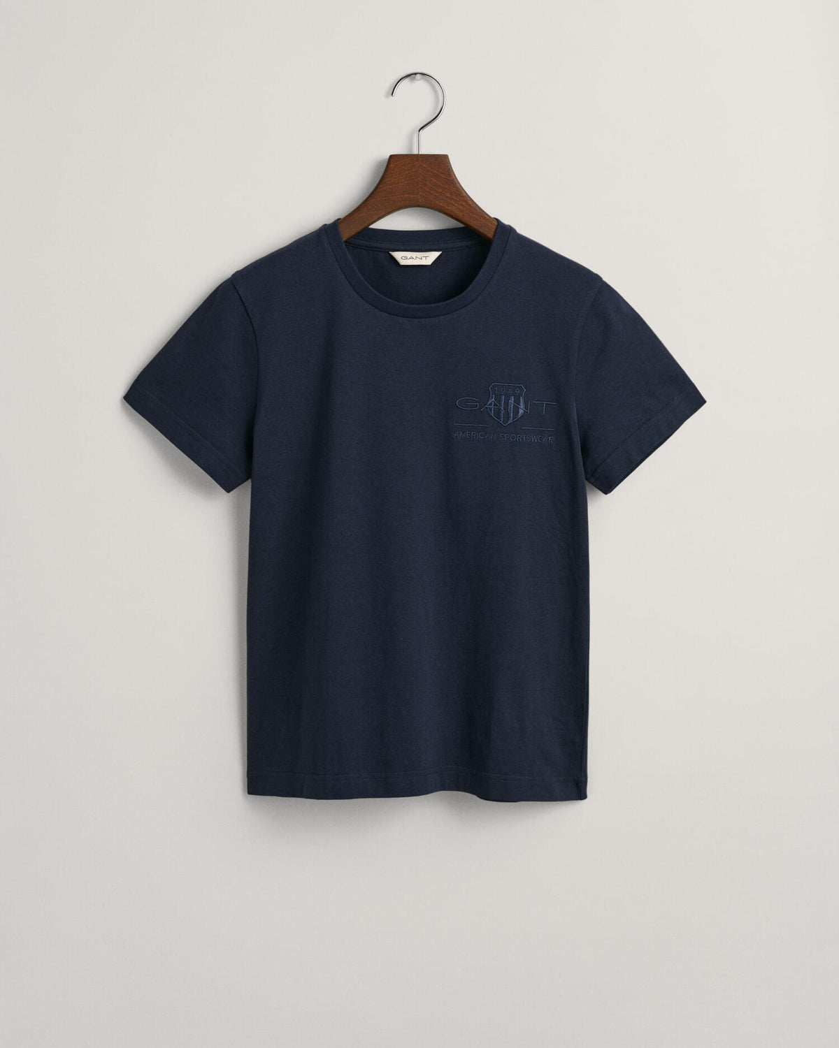 EVENING BLUE, REG TONAL SHIELD SS T-SHIRT, FLAT-LAY BY GANT AU.