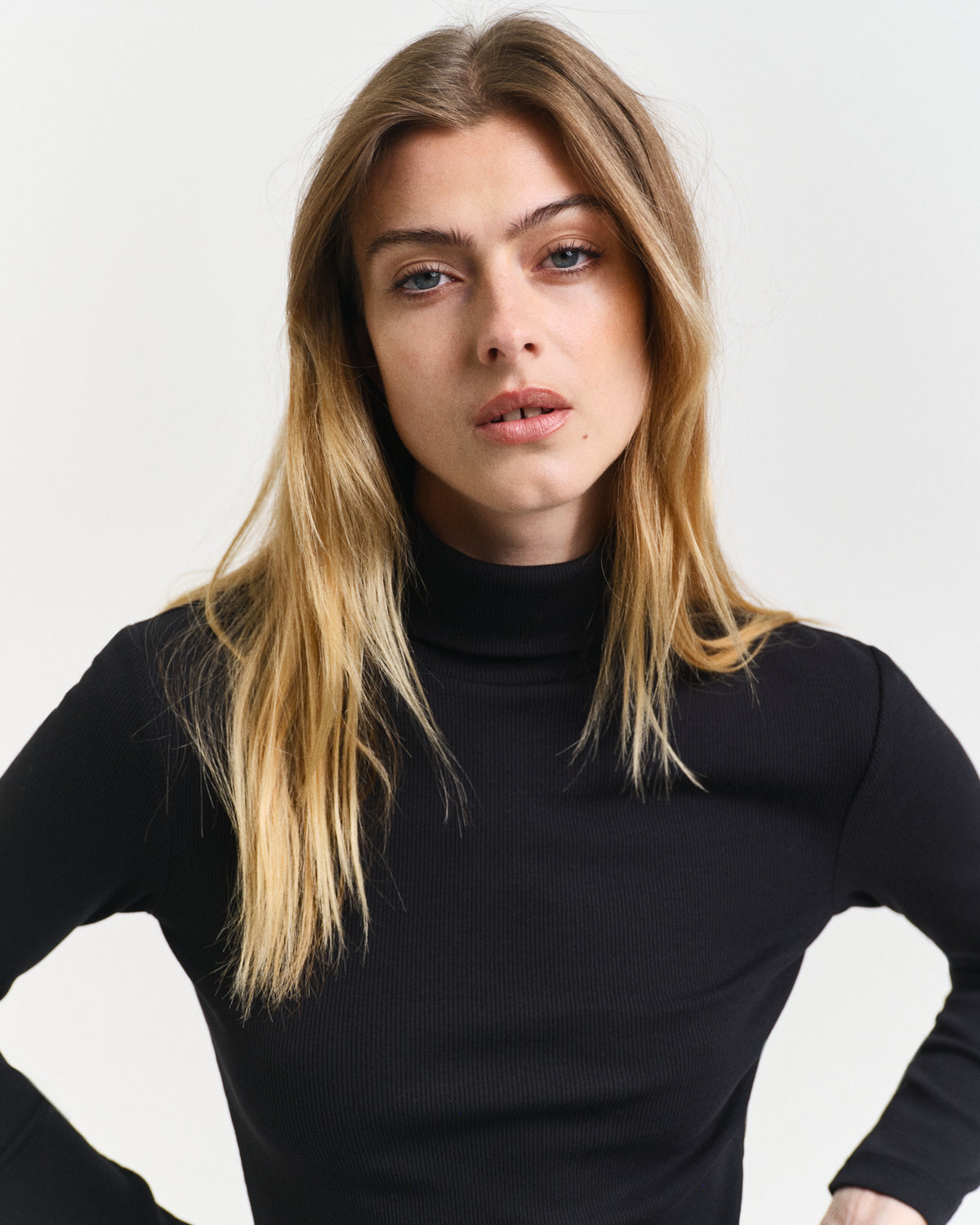 MODEL WEARING SLIM RIB TURTLENECK